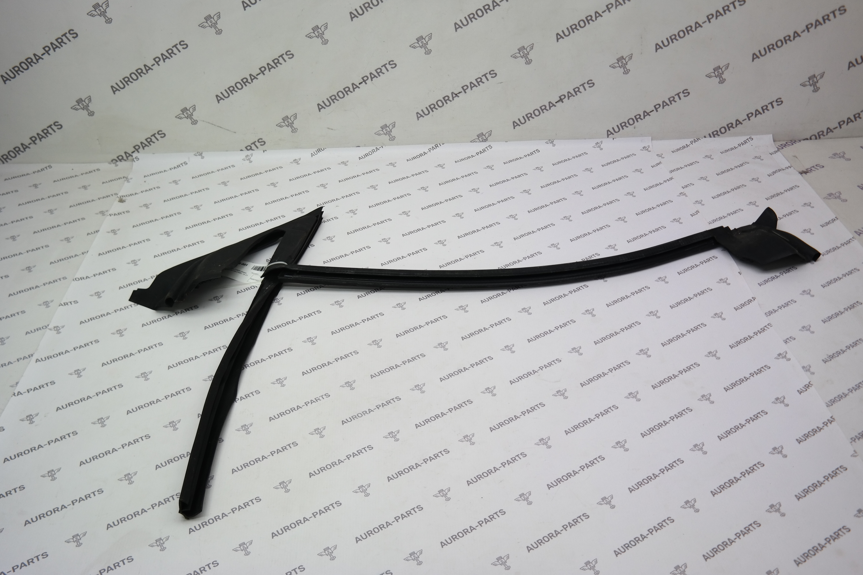 Уплотнитель стекла двери передний RH Audi Q8