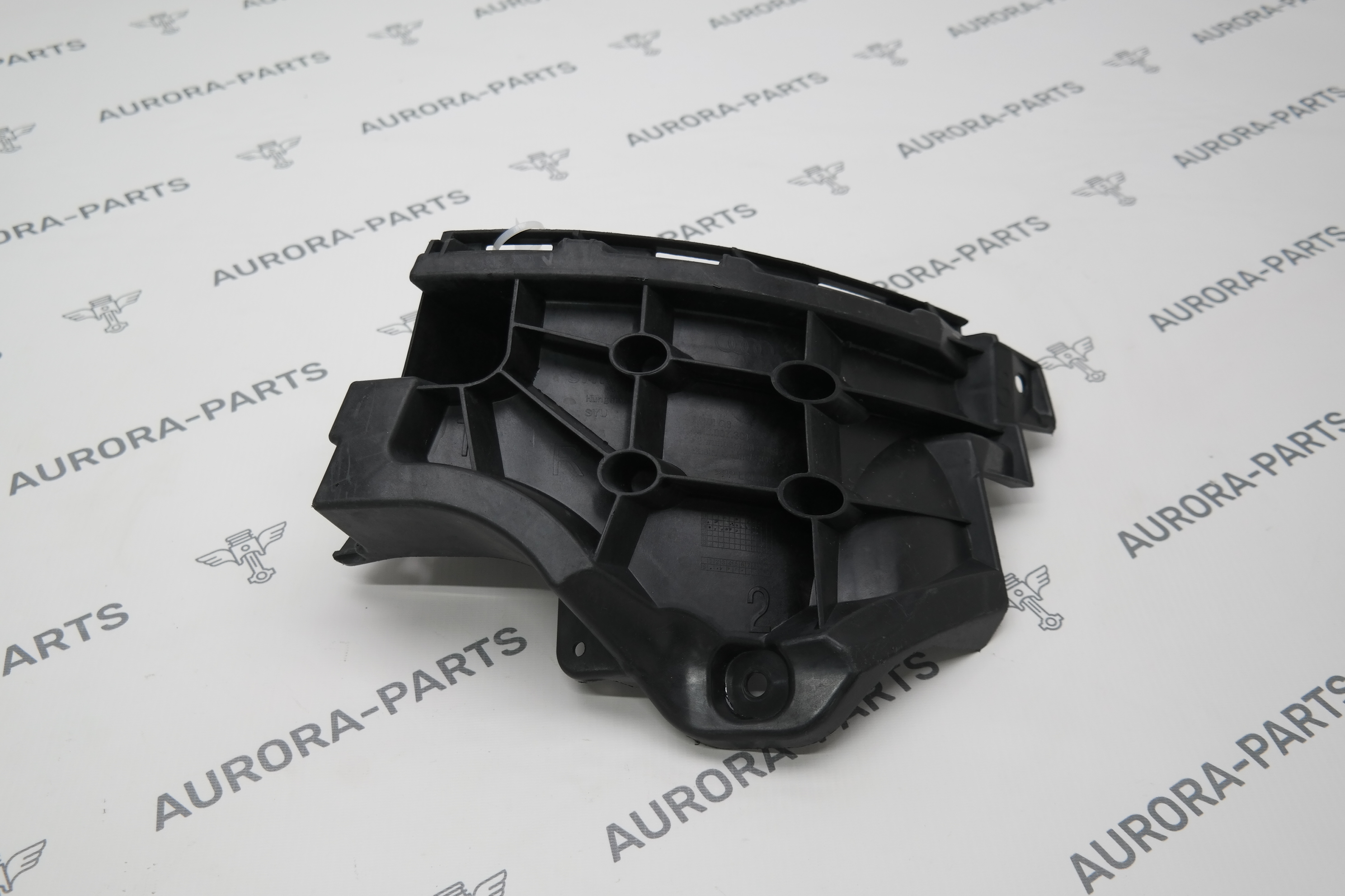 Кронштейн заднего бампера RH Audi Q8