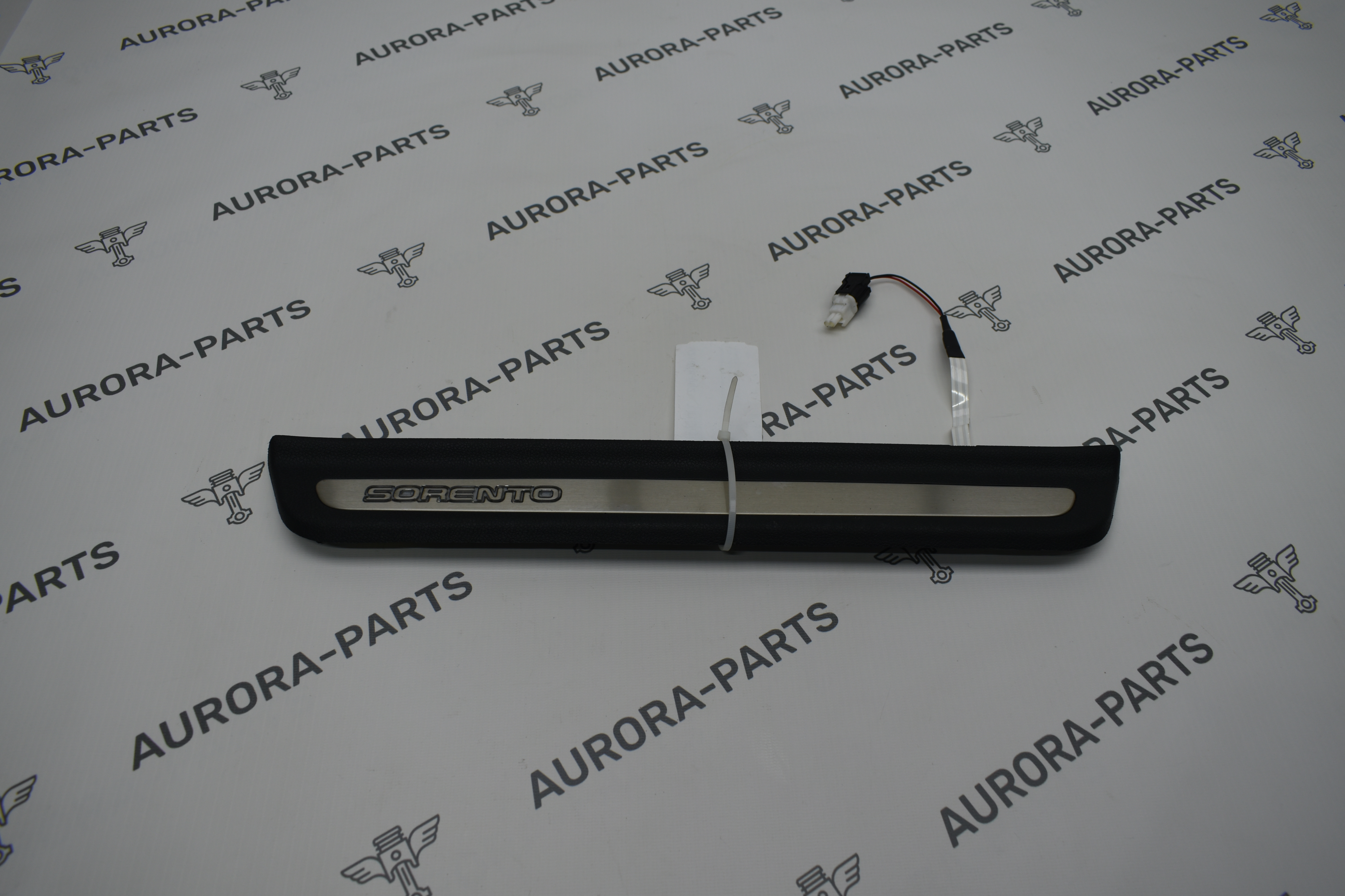 Молдинг внутреннего порога передний с подсветкой RH Kia Sorento