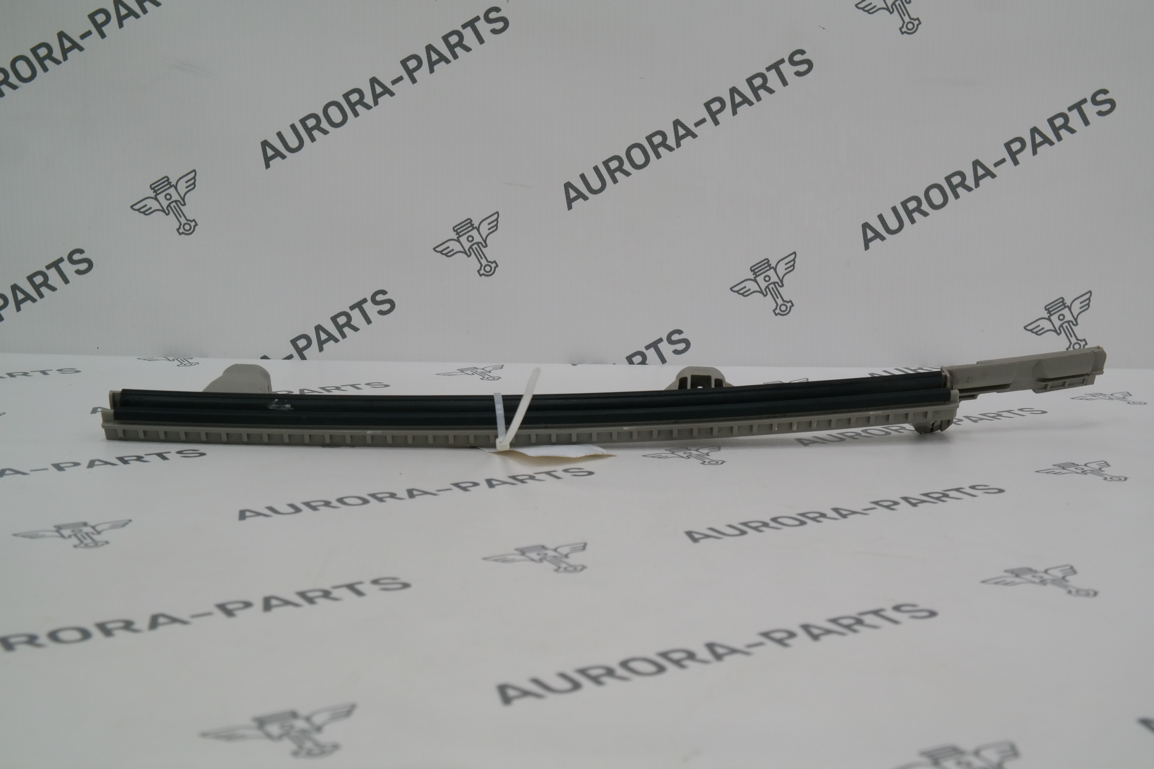 Перемычка стекла задней двери LH Kia Sorento