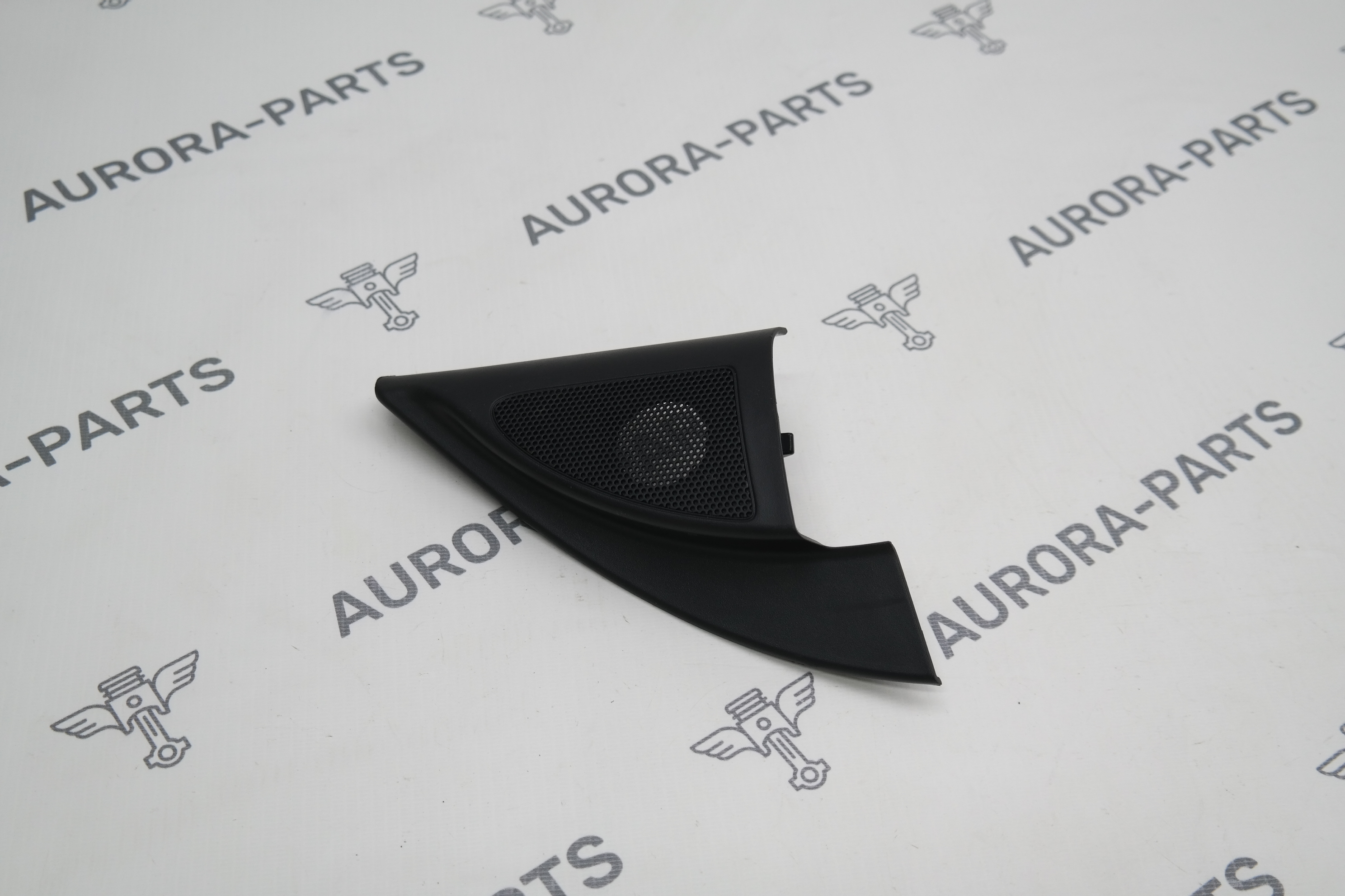 Накладка обшивки передней двери (Сетка динамика) RH Kia Sorento