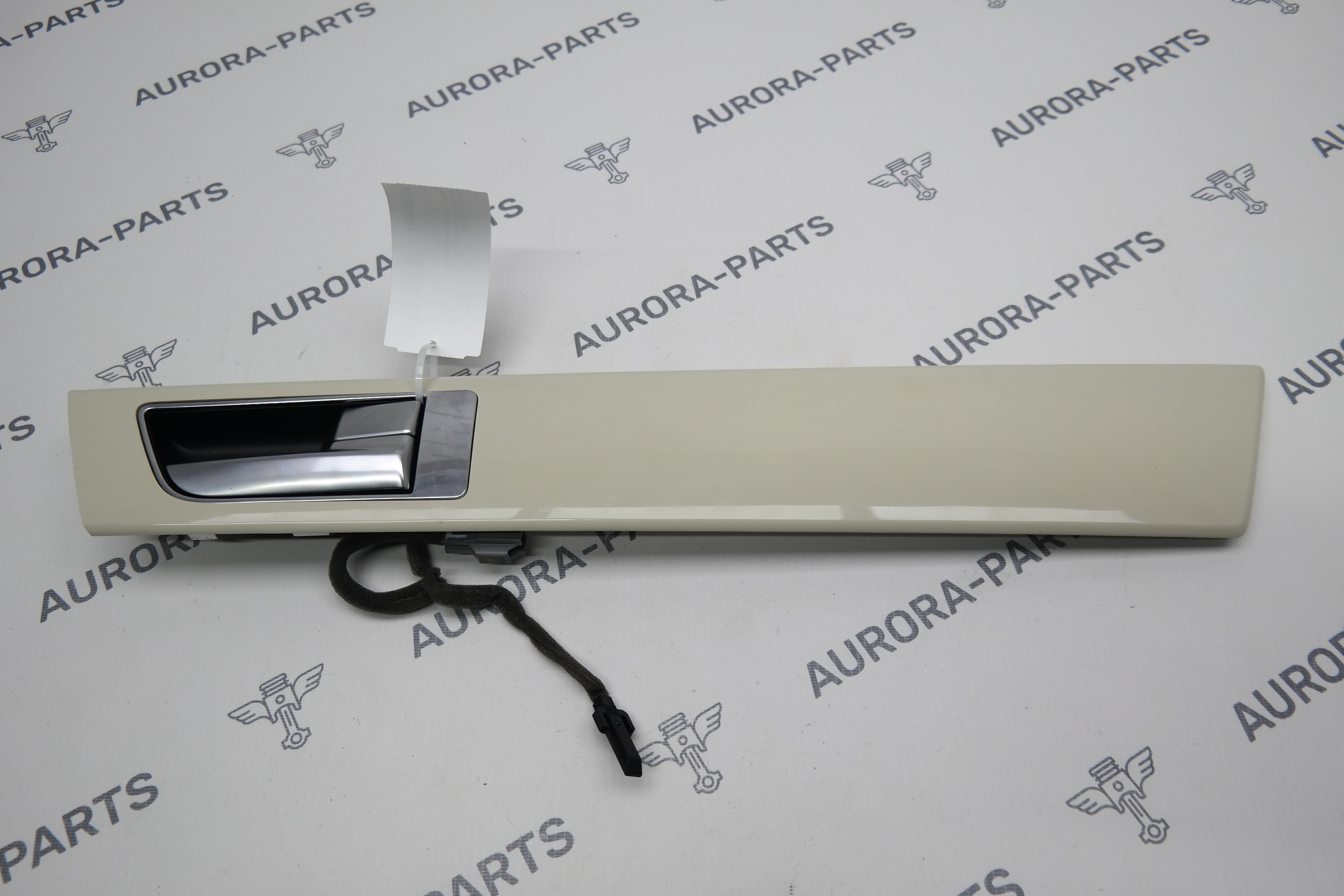 Накладка декоративная задней двери(в сборе с ручкой) RH Land Rover Discovery