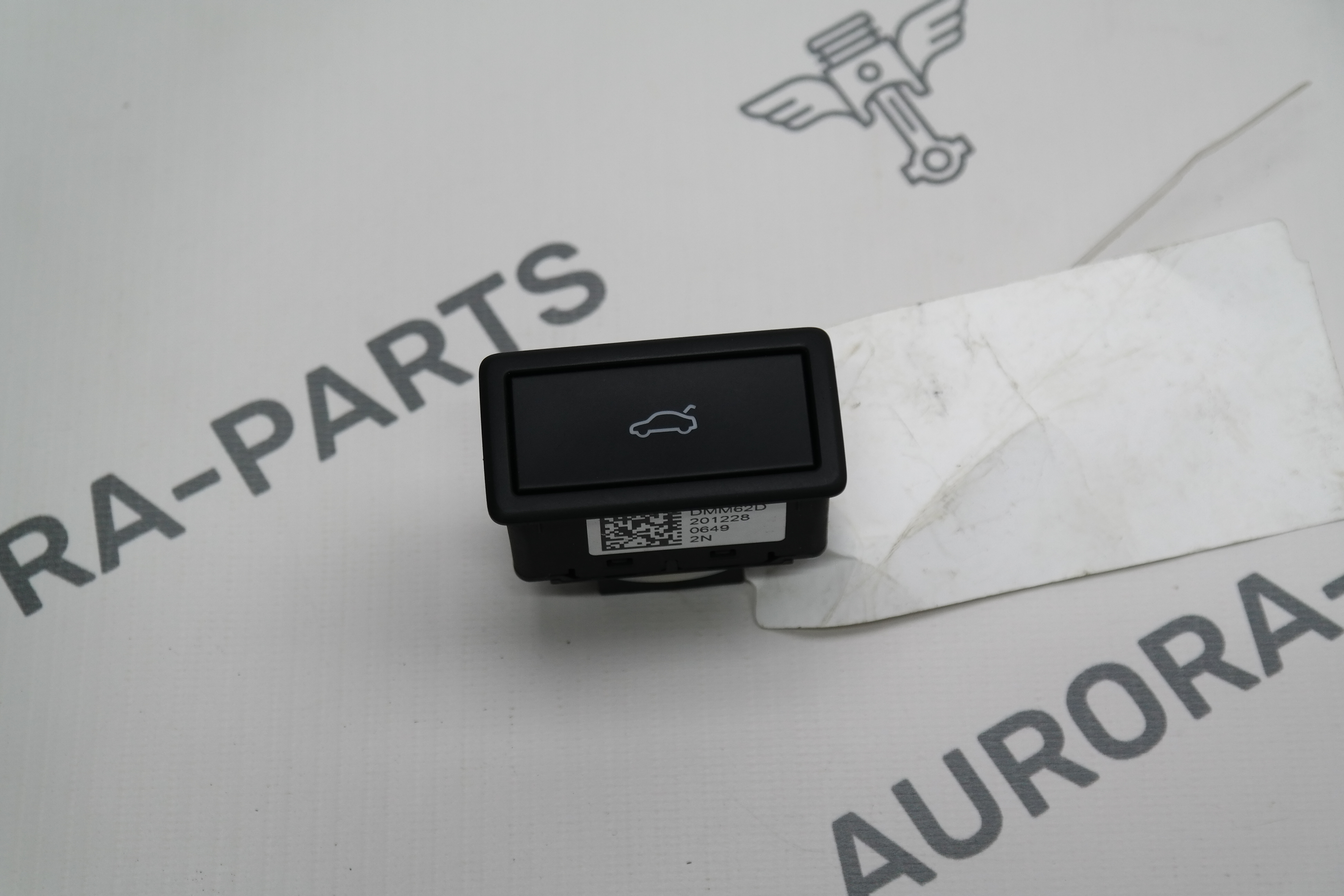 Кнопка закрытия крышки багажника VW Tiguan