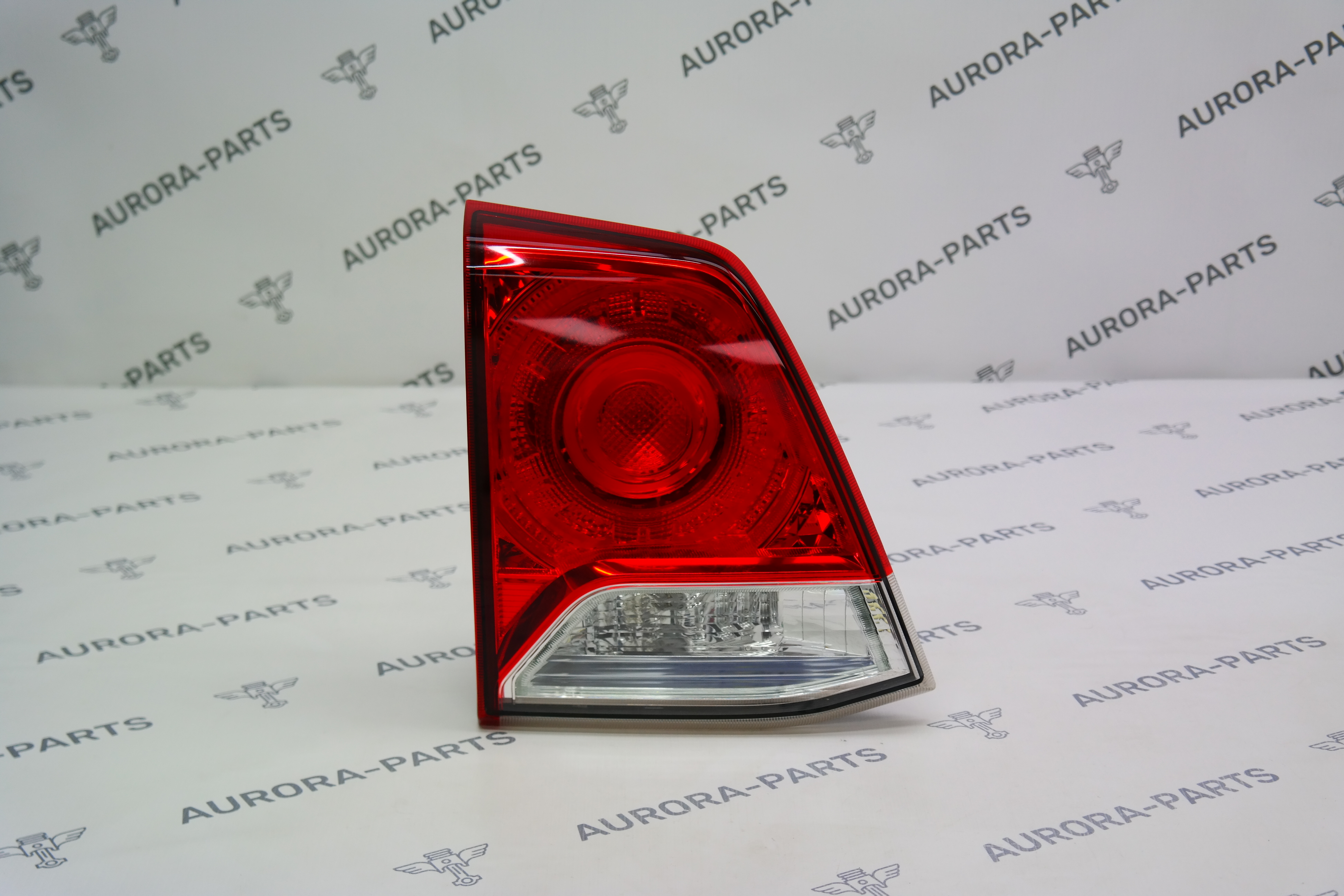 Фонарь задний LH внутренний (в крышку багажника) Toyota Land Cruiser