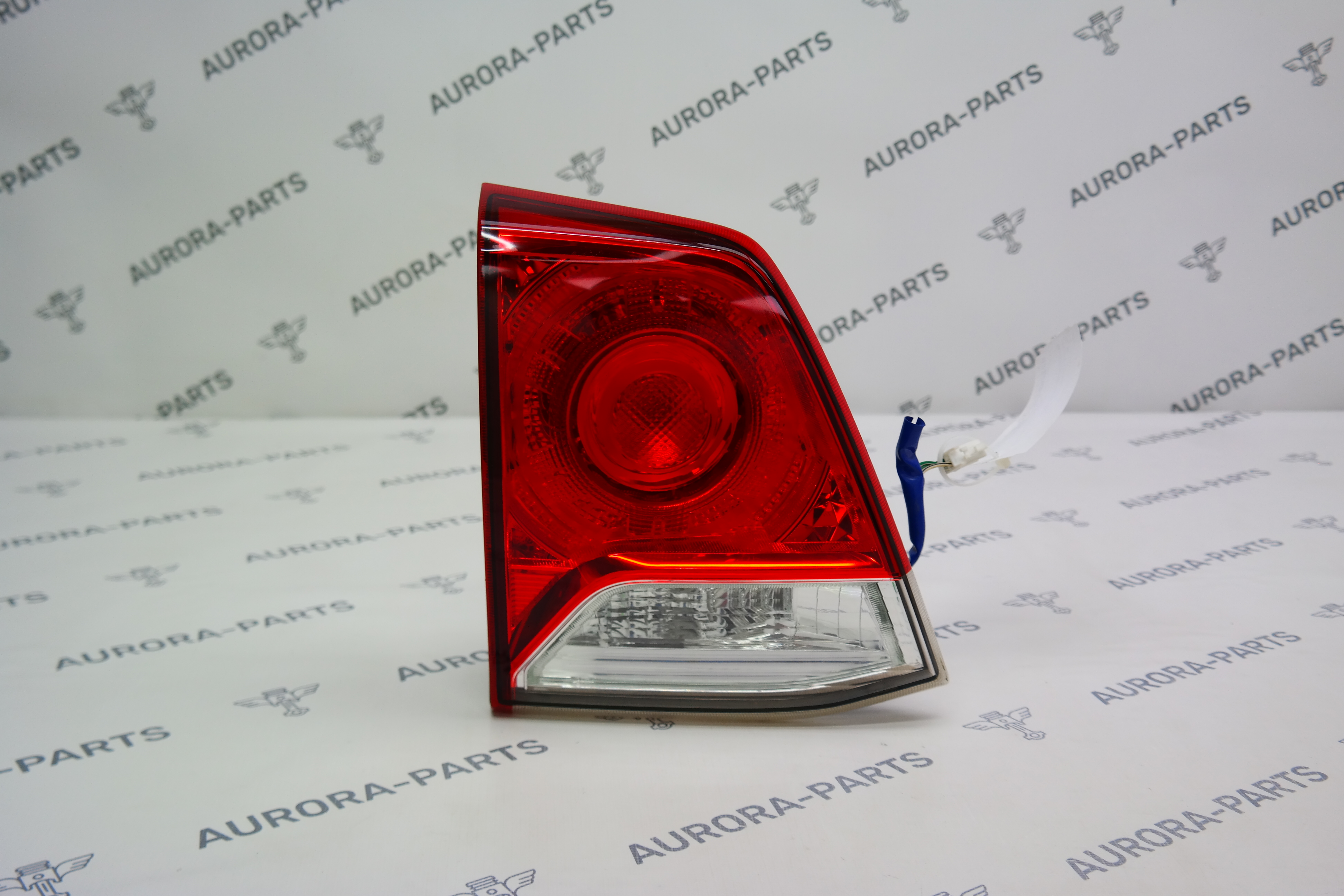 Фонарь задний LH внутренний (в крышку багажника) Toyota Land Cruiser