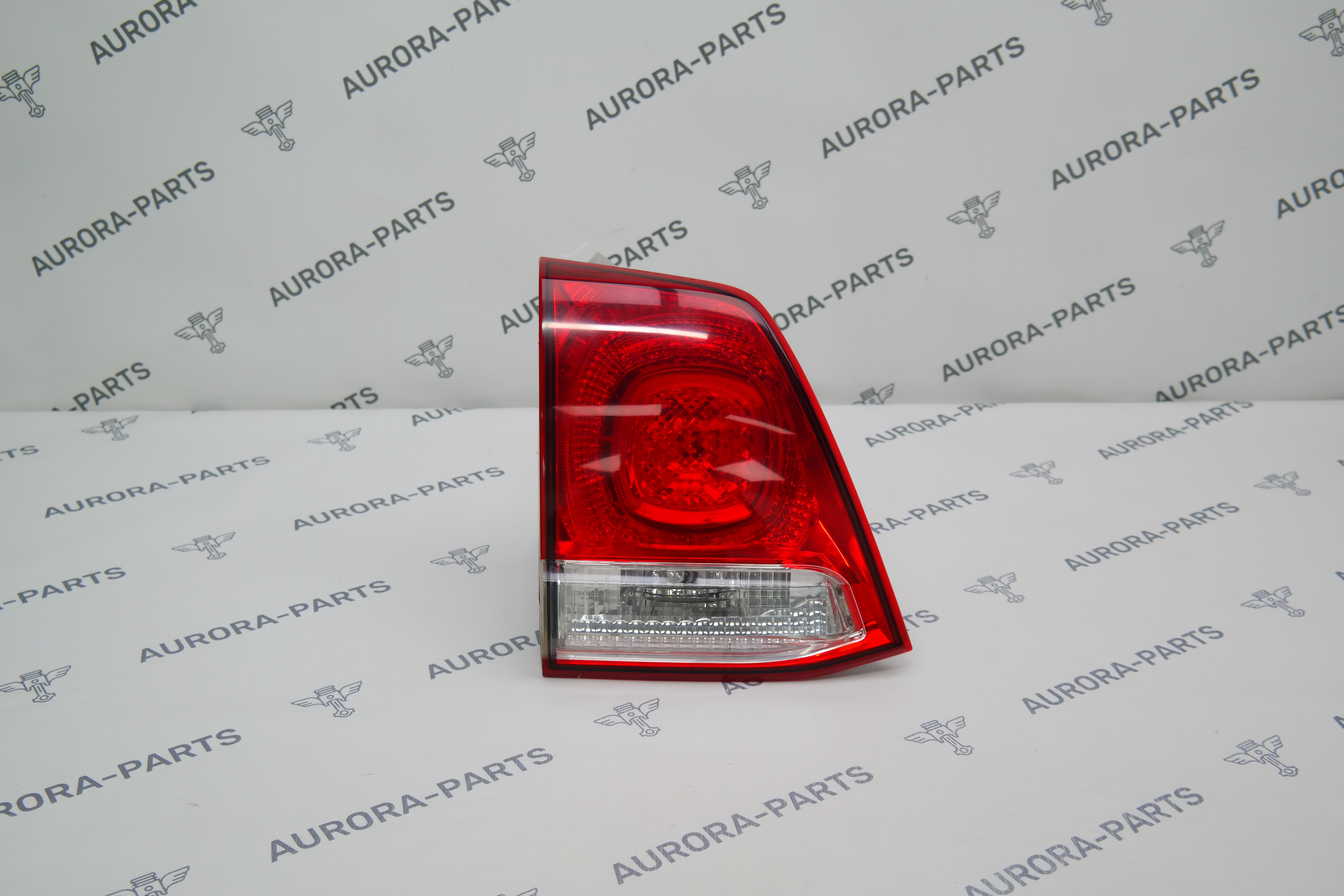 Фонарь задний LH внутренний (в крышку багажника) Toyota Land Cruiser