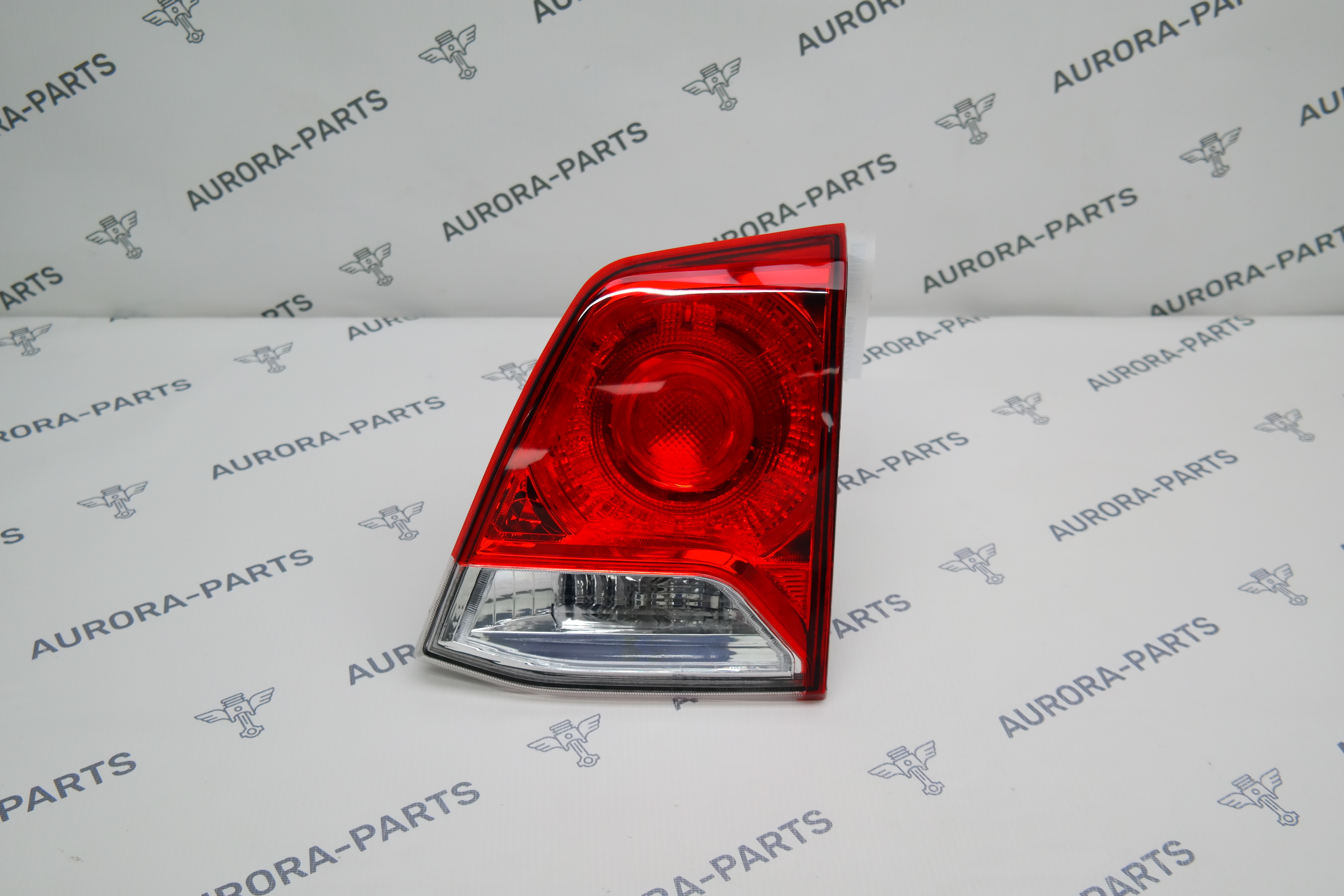 Фонарь задний RH внутренний (в крышку багажника) Toyota Land Cruiser