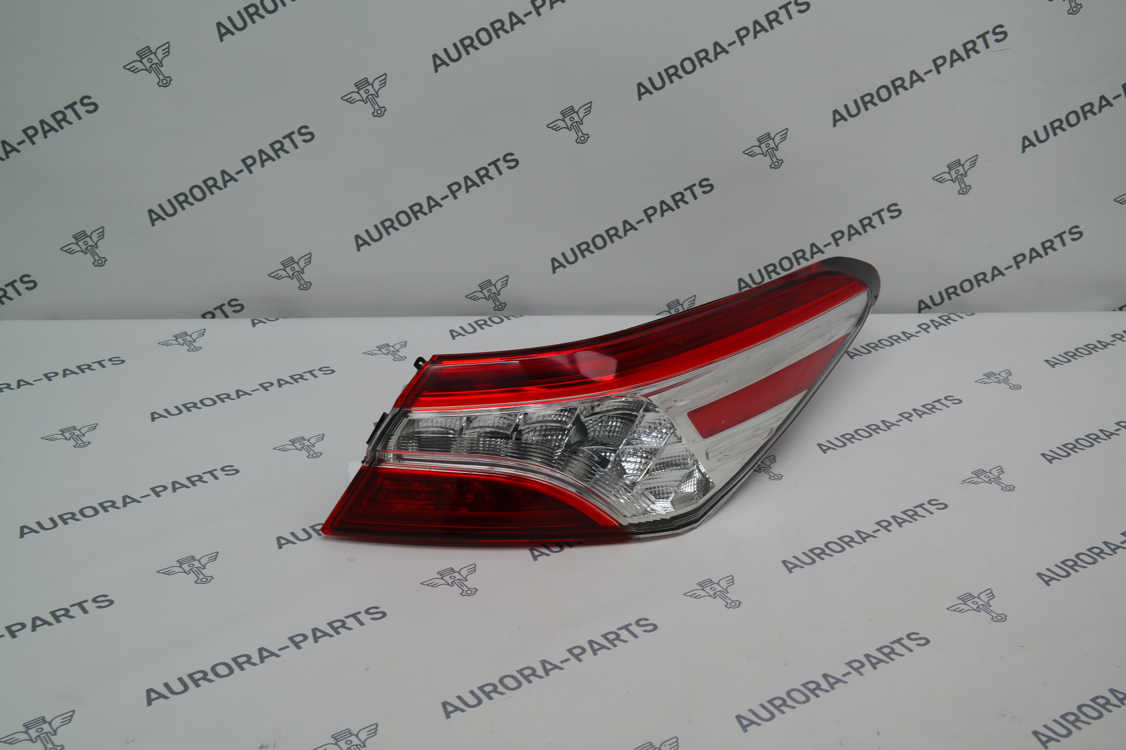 Фонарь задний RH в крыло Toyota Camry