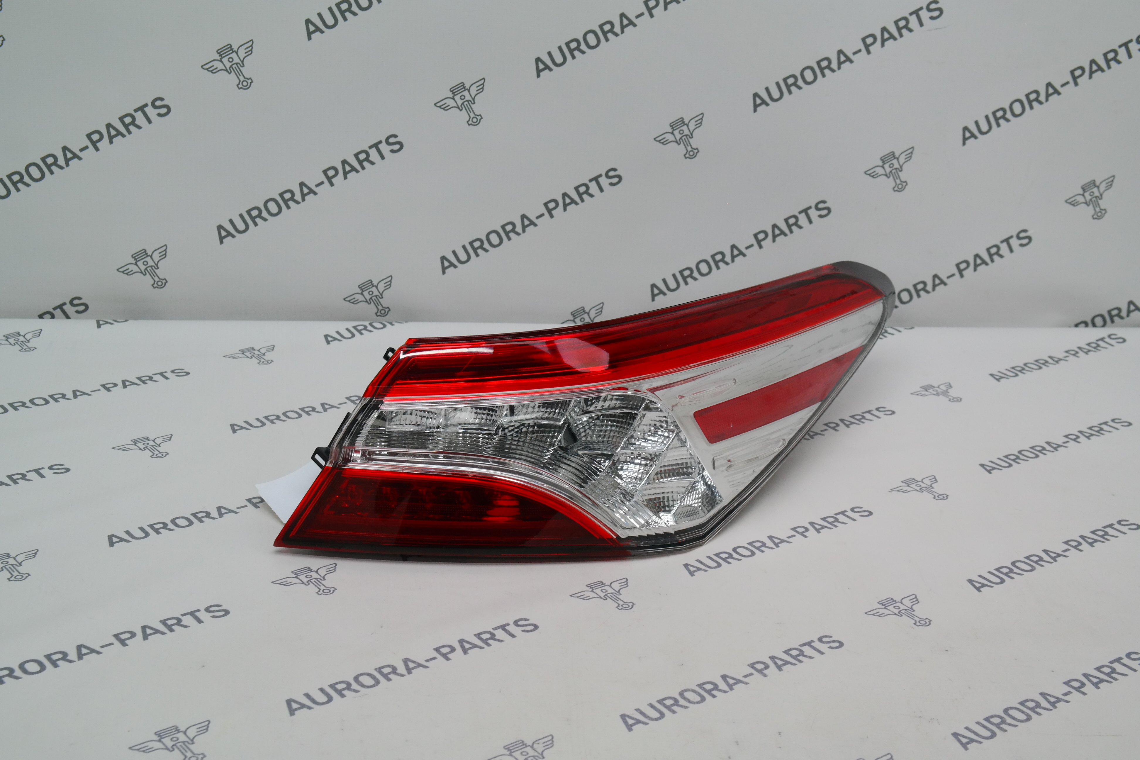 Фонарь задний RH в крыло Toyota Camry