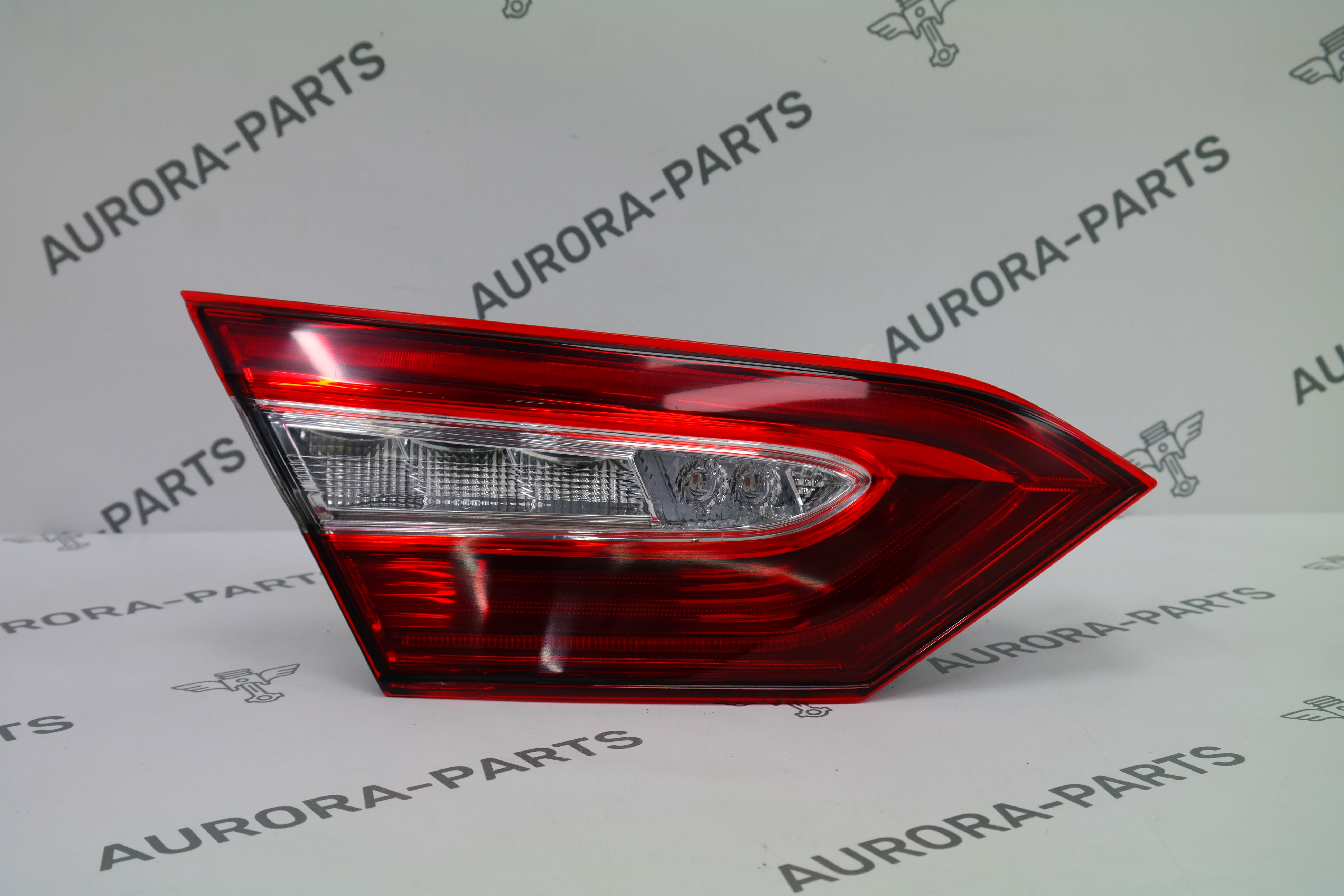 Фонарь задний LH в крышку багажника (скол) Toyota Camry