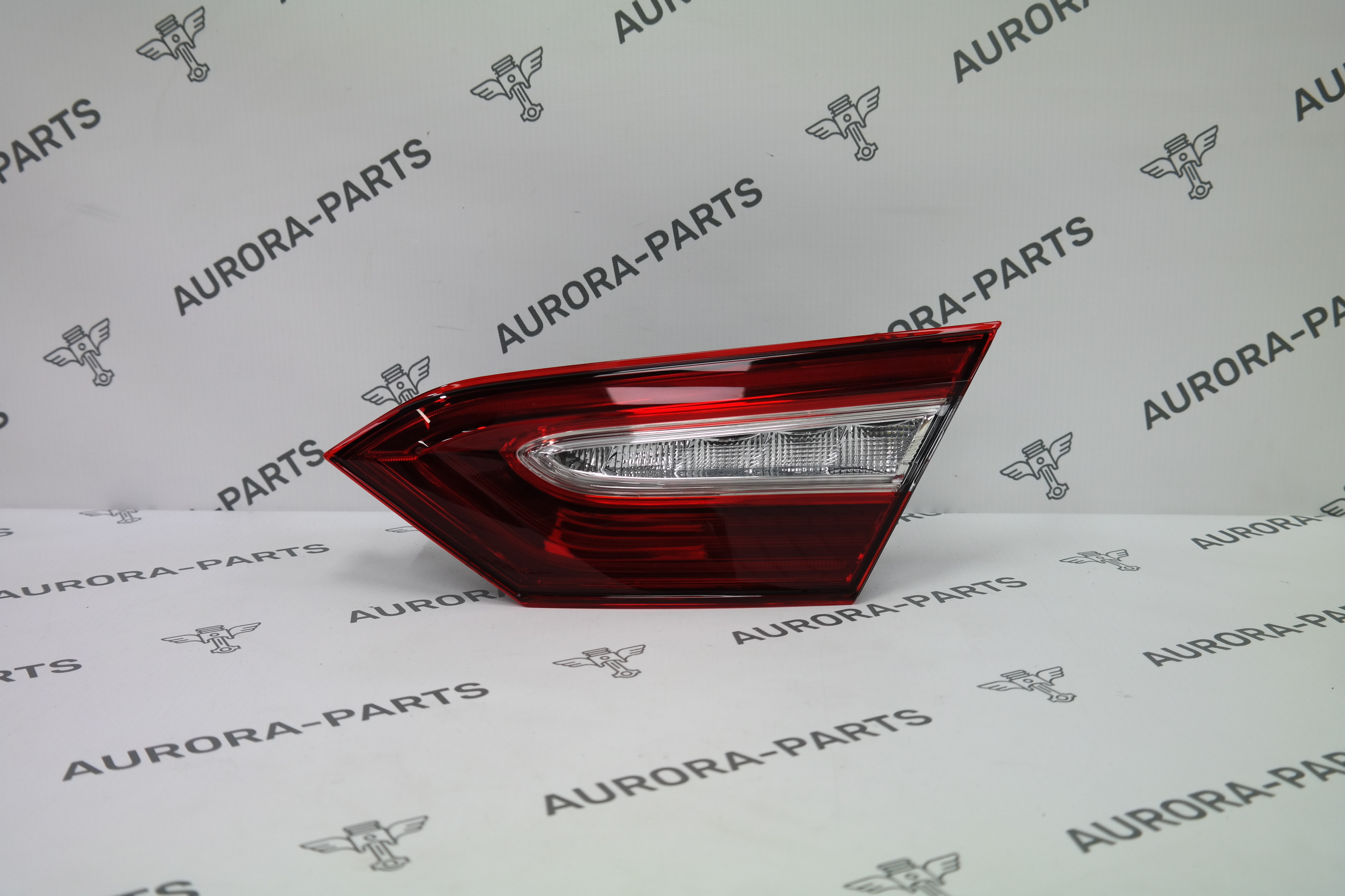 Фонарь задний RH в крышку багажника Toyota Camry