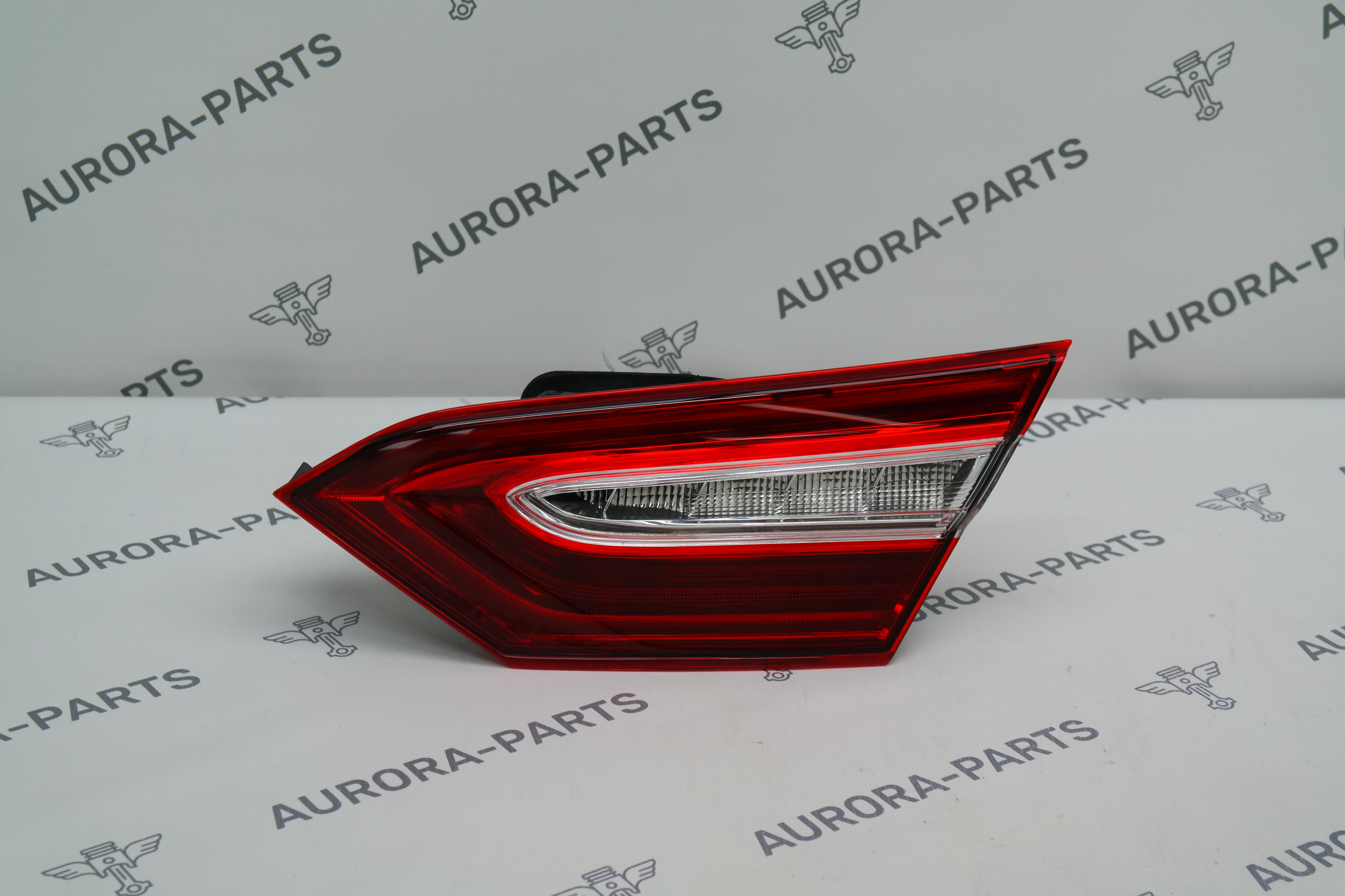 Фонарь задний RH в крышку багажника Toyota Camry