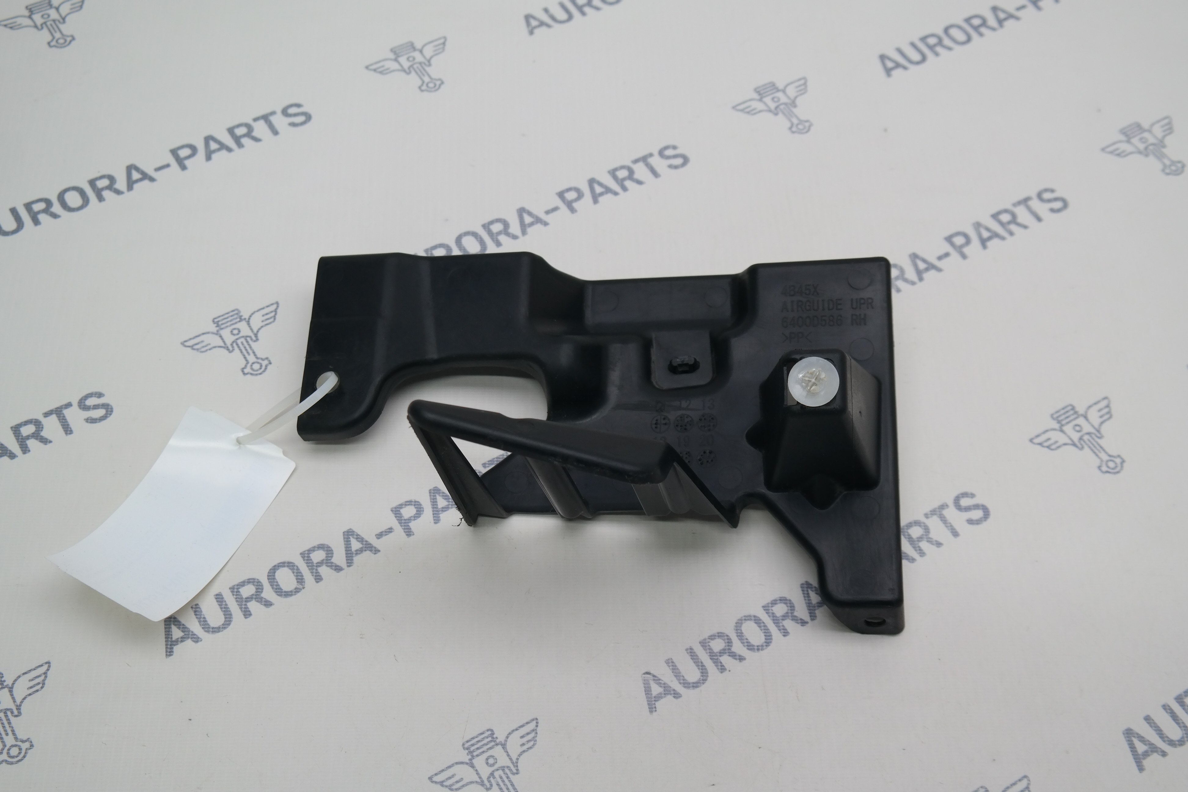 Кронштейн решетки радиатора верхний RH Mitsubishi Outlander