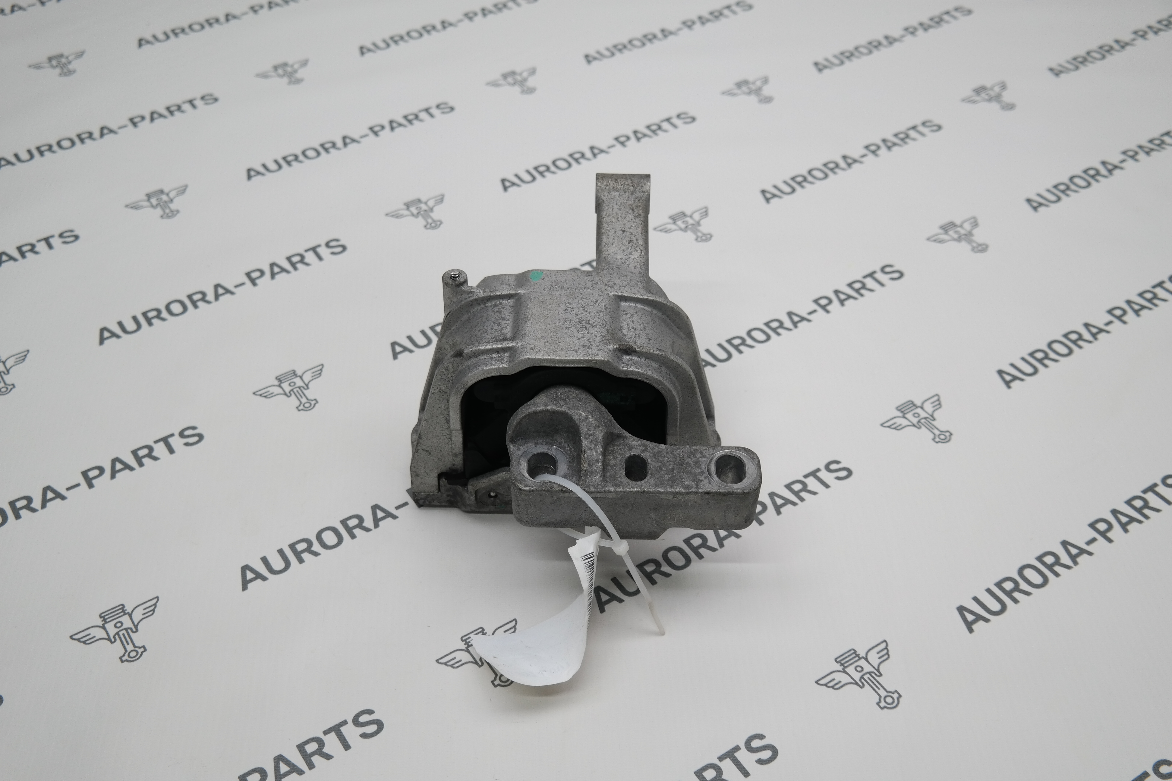 Опора двигателя правая Audi Q3