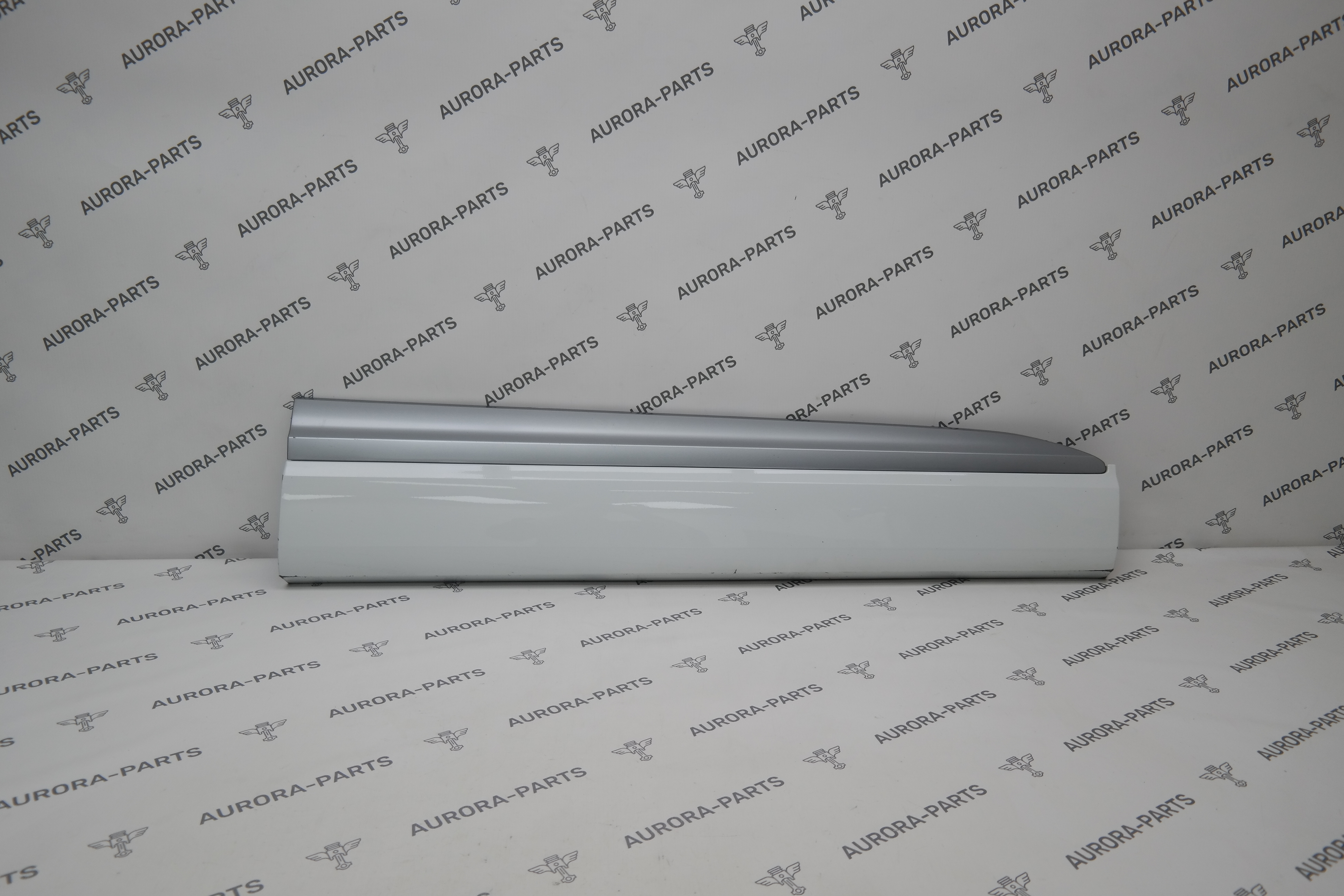 Молдинг передней двери нижний RH Audi Q7