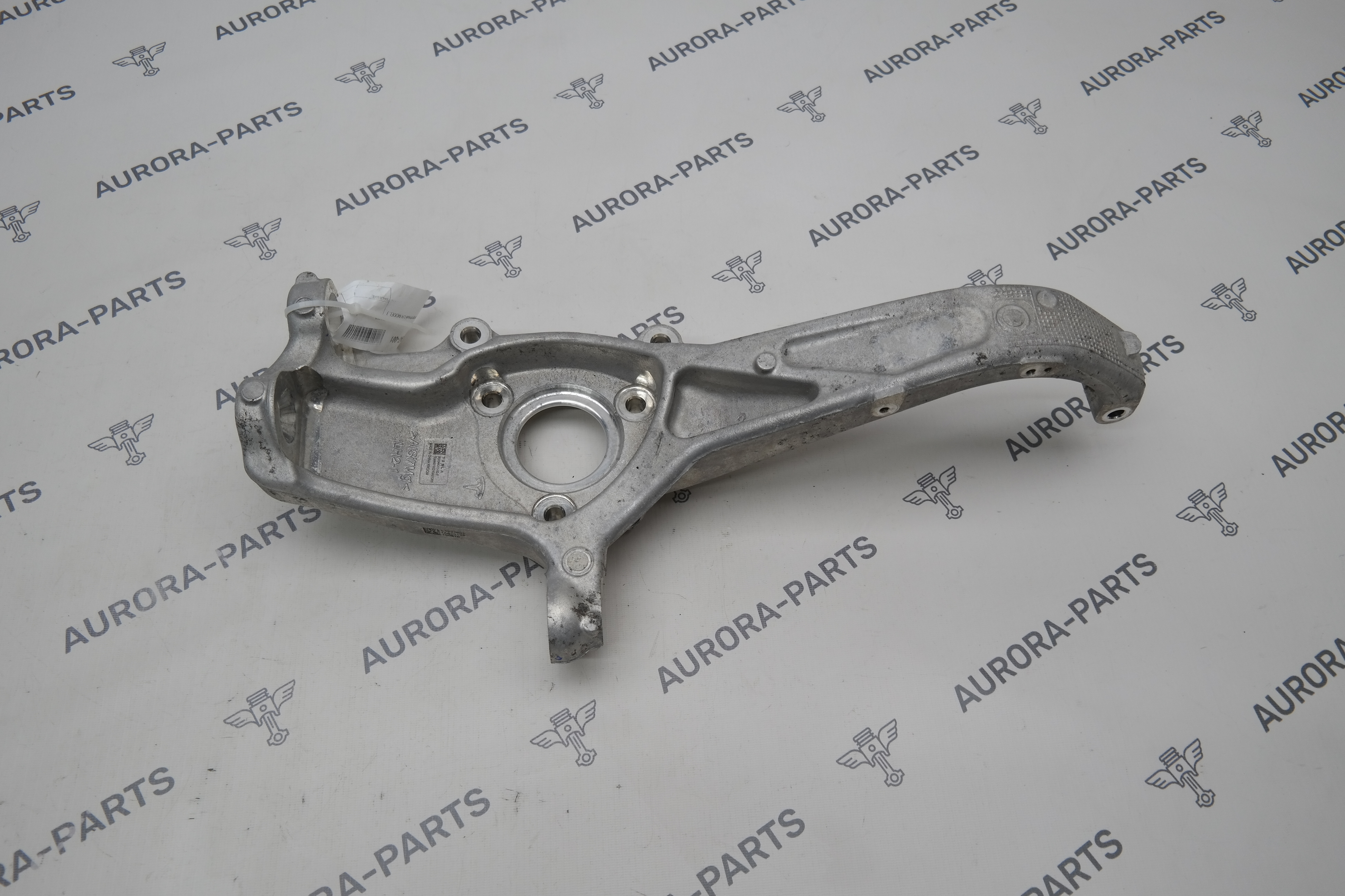 Кулак поворотный LH Tesla Model 3