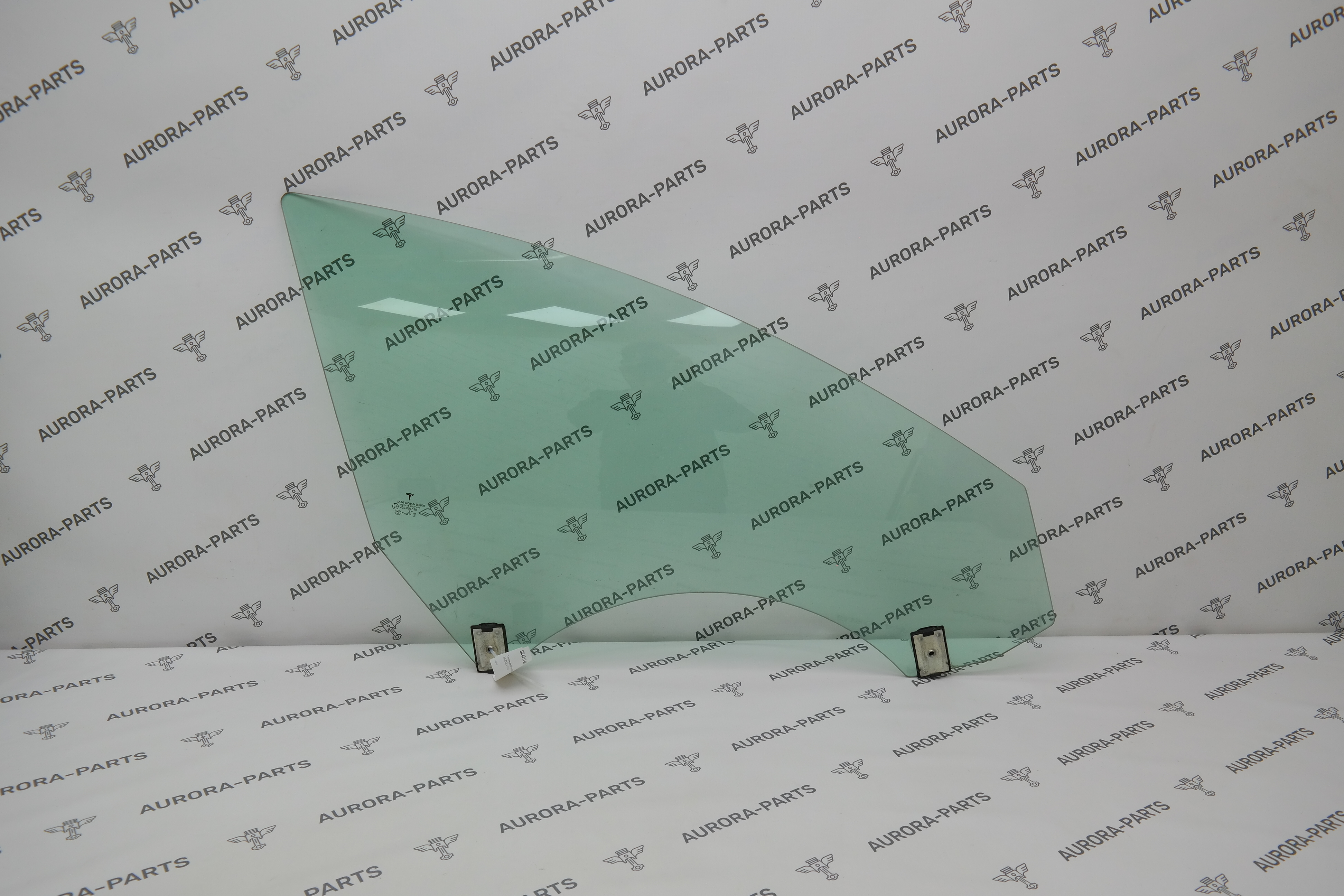 Стекло двери передней RH Tesla Model 3