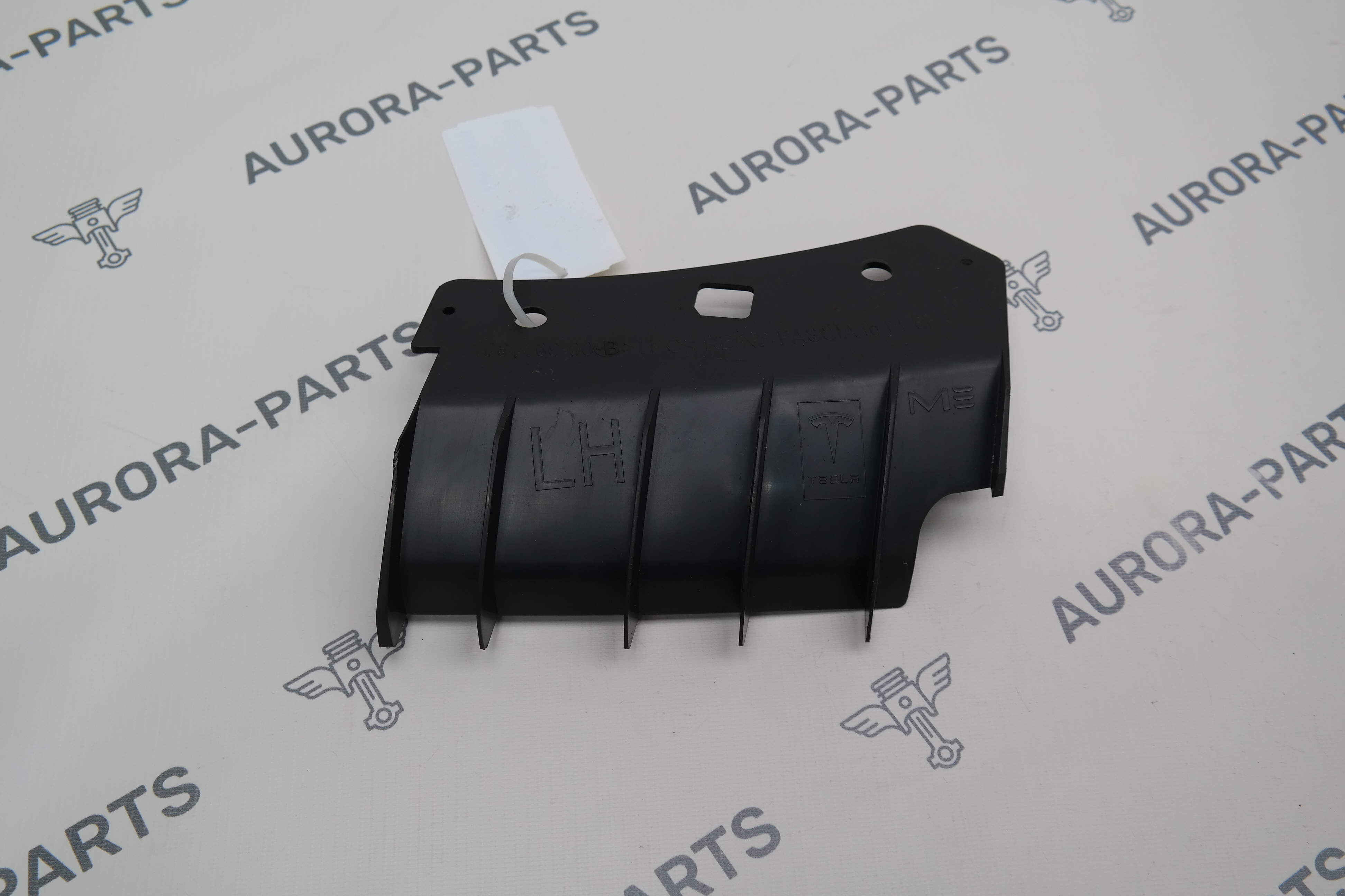 Кронштейн крепления переднего бампера LH Tesla Model 3