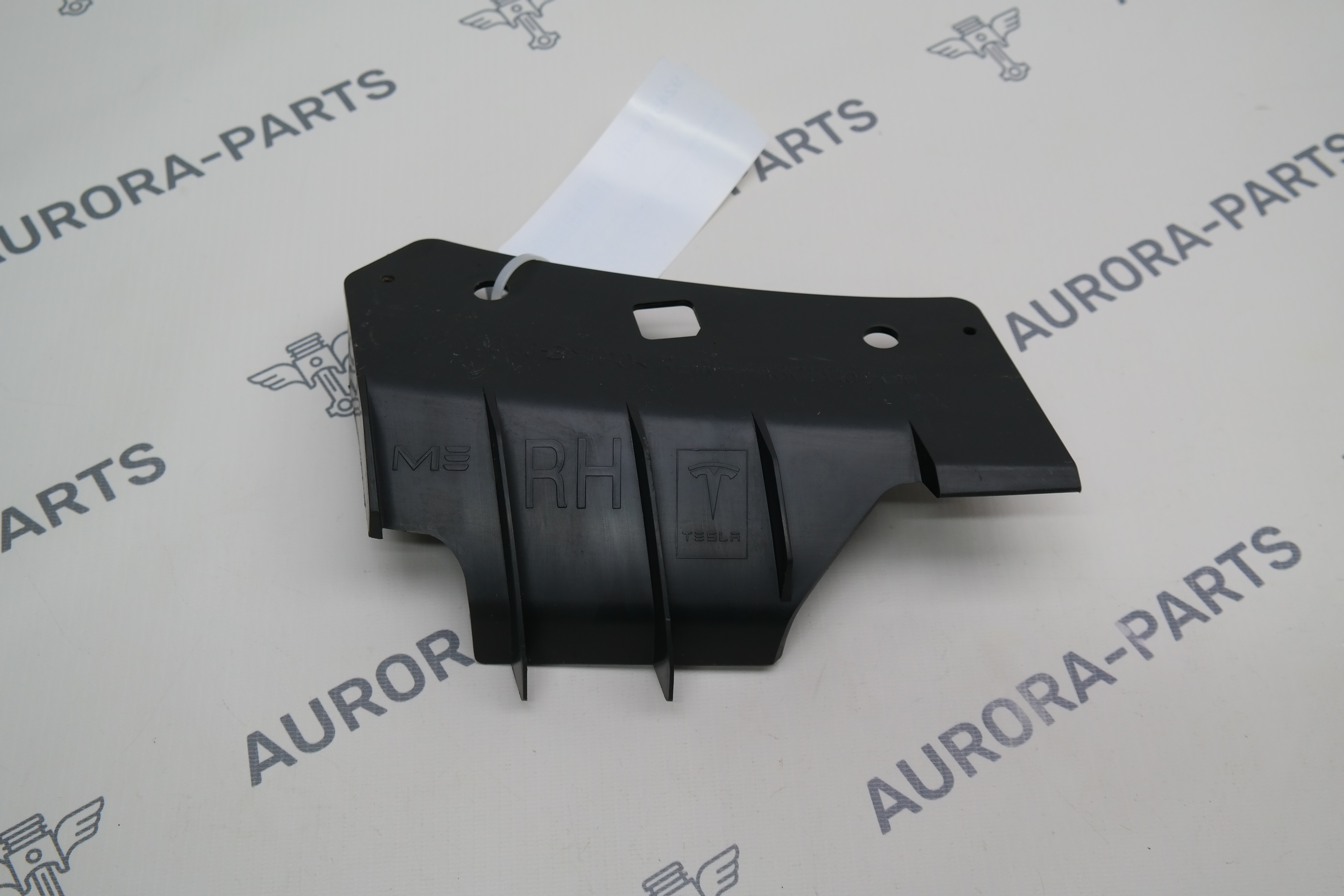 Кронштейн крепления переднего бампера RH Tesla Model 3