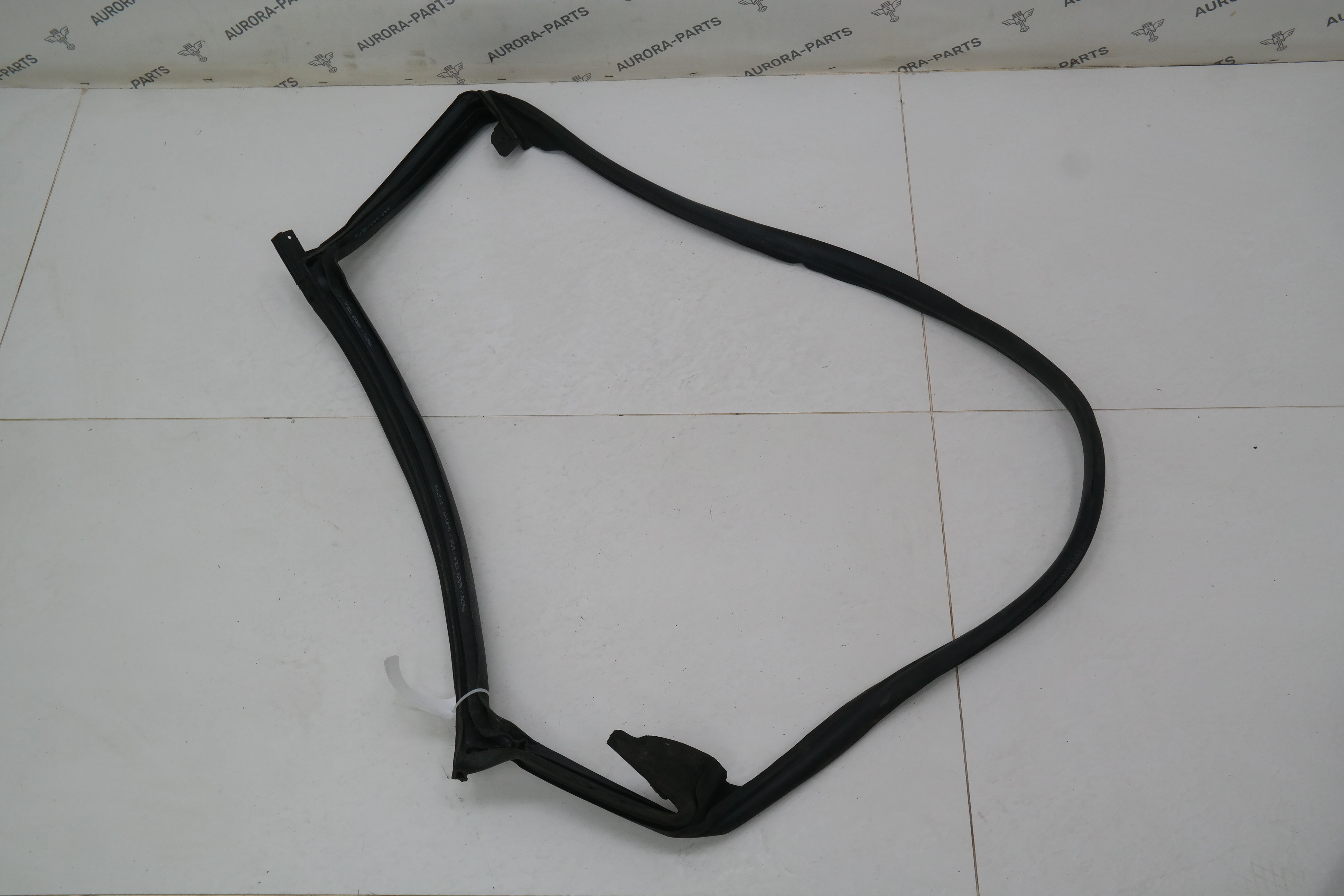 Уплотнитель двери задней LH Tesla Model 3