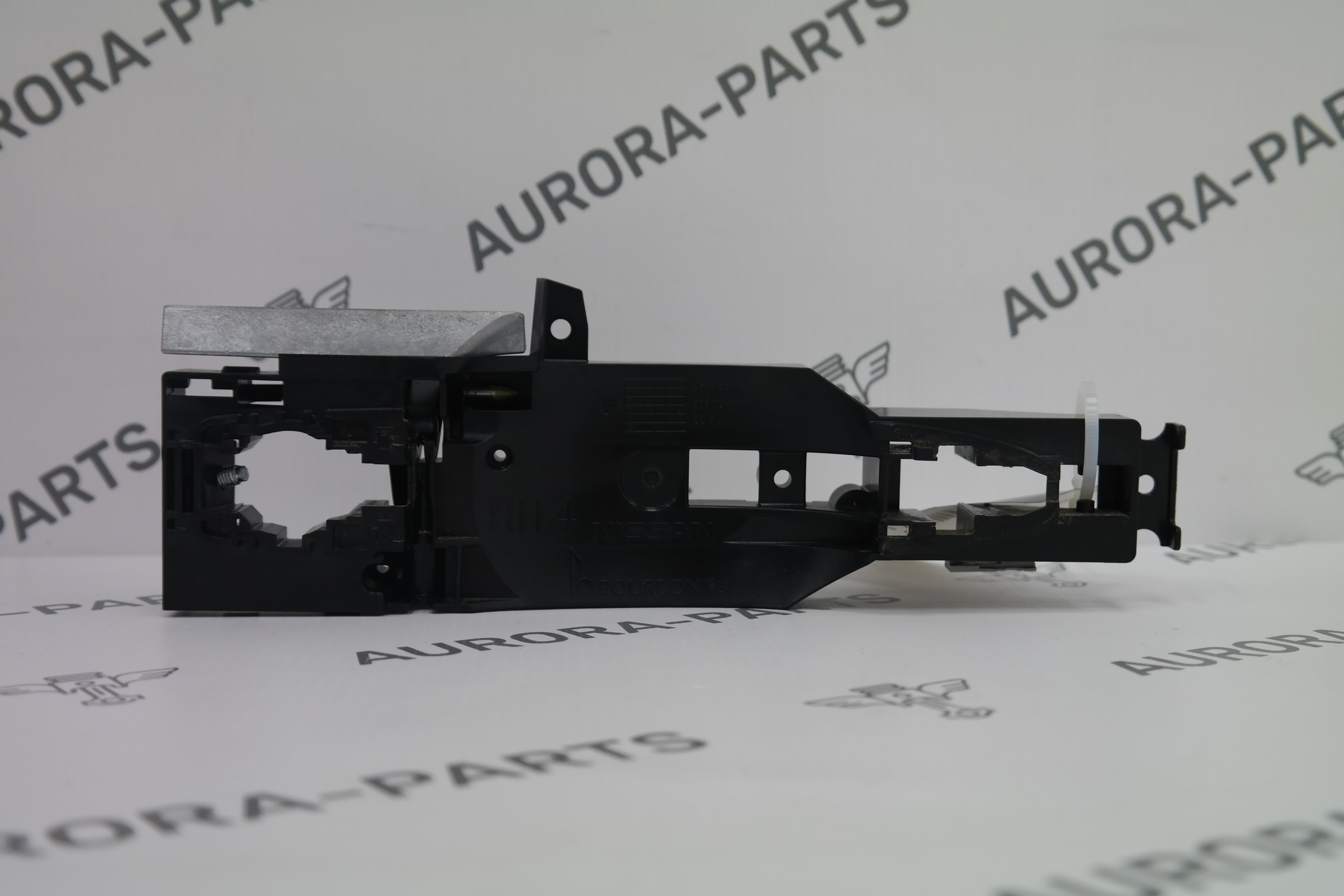 Кронштейн наружней ручки передней двери RH Nissan Qashqai