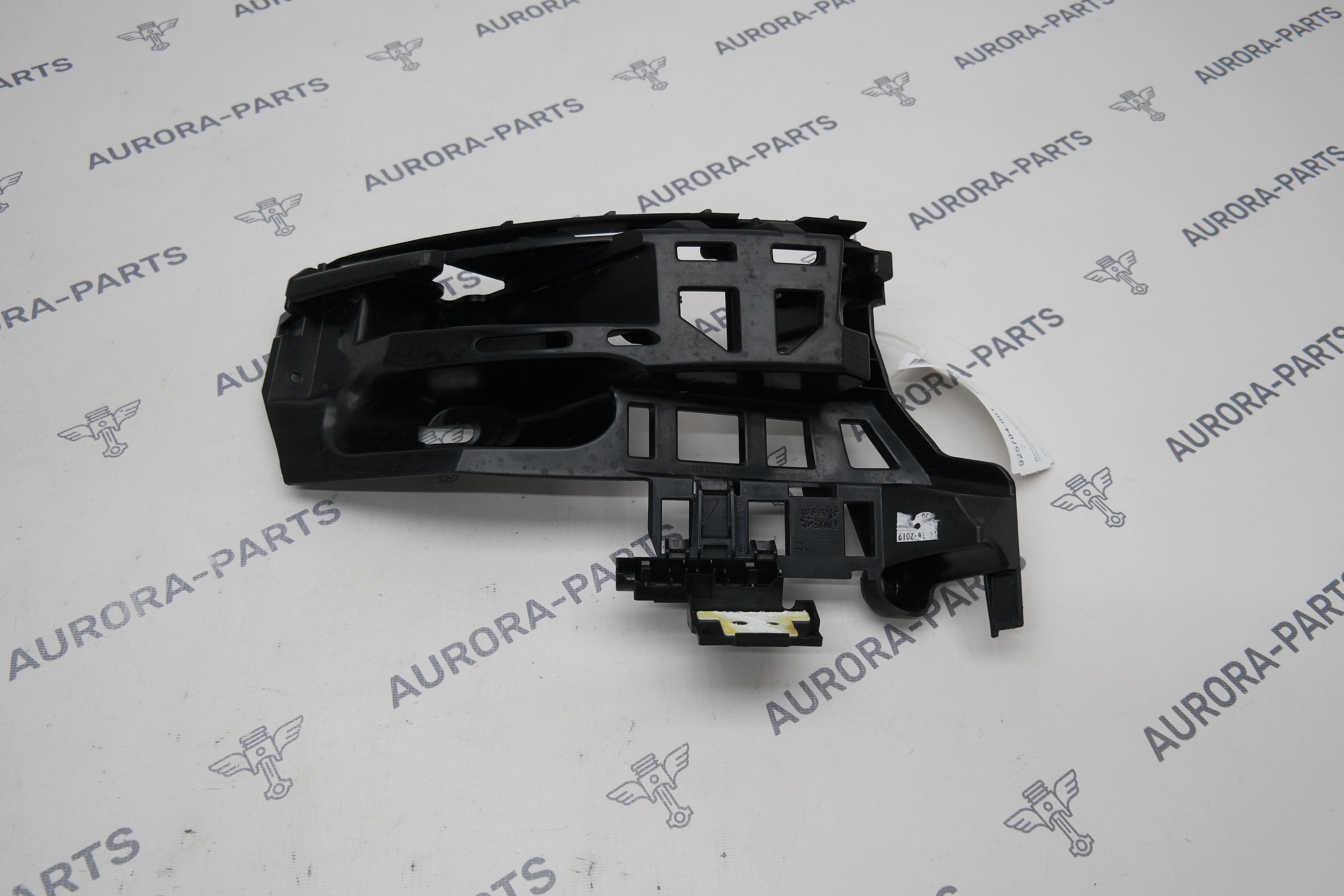 Кронштейн крепления заднего бампера LH Porsche Macan