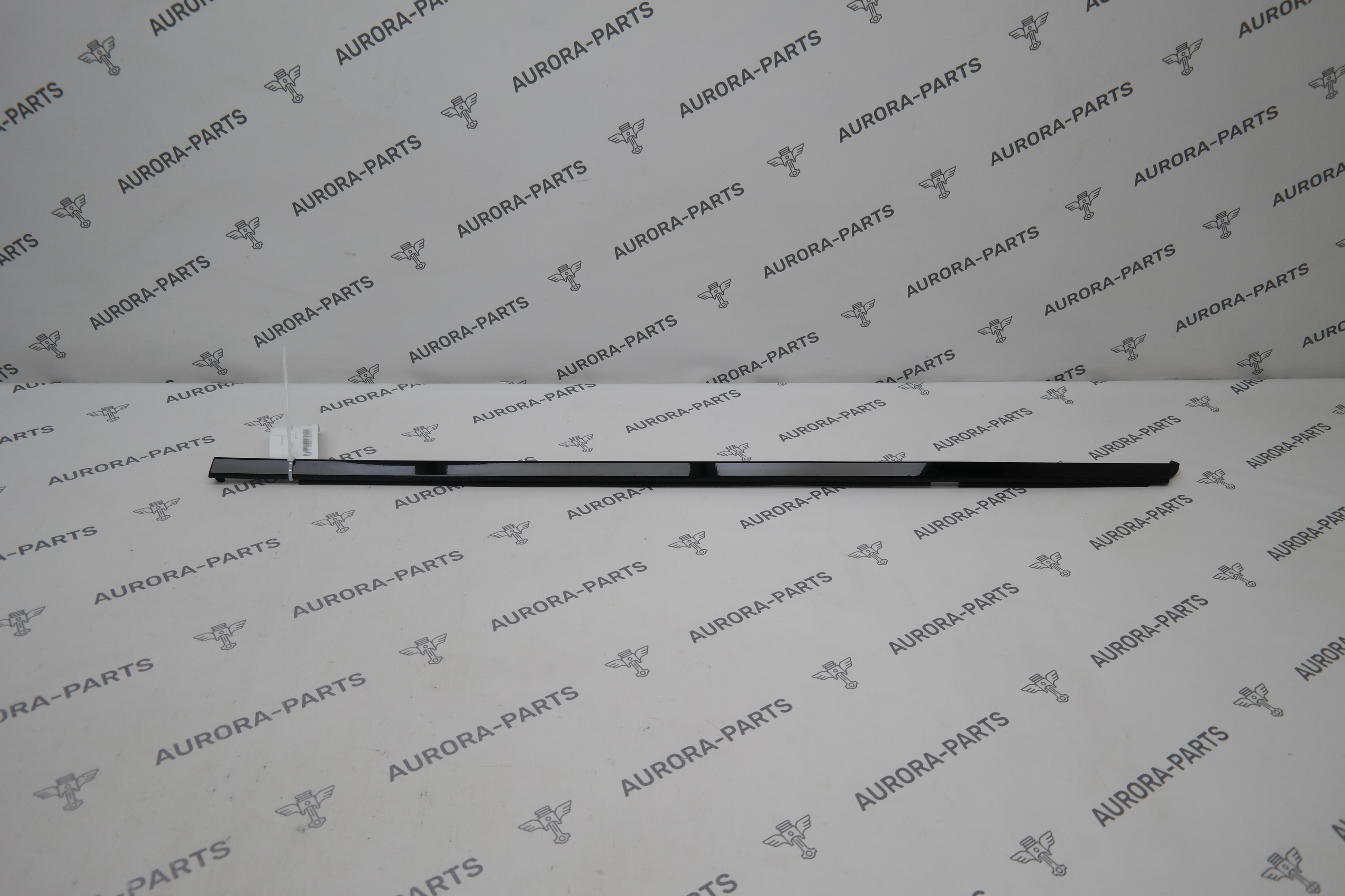 Молдинг двери передней LH (бархотка) Porsche Macan