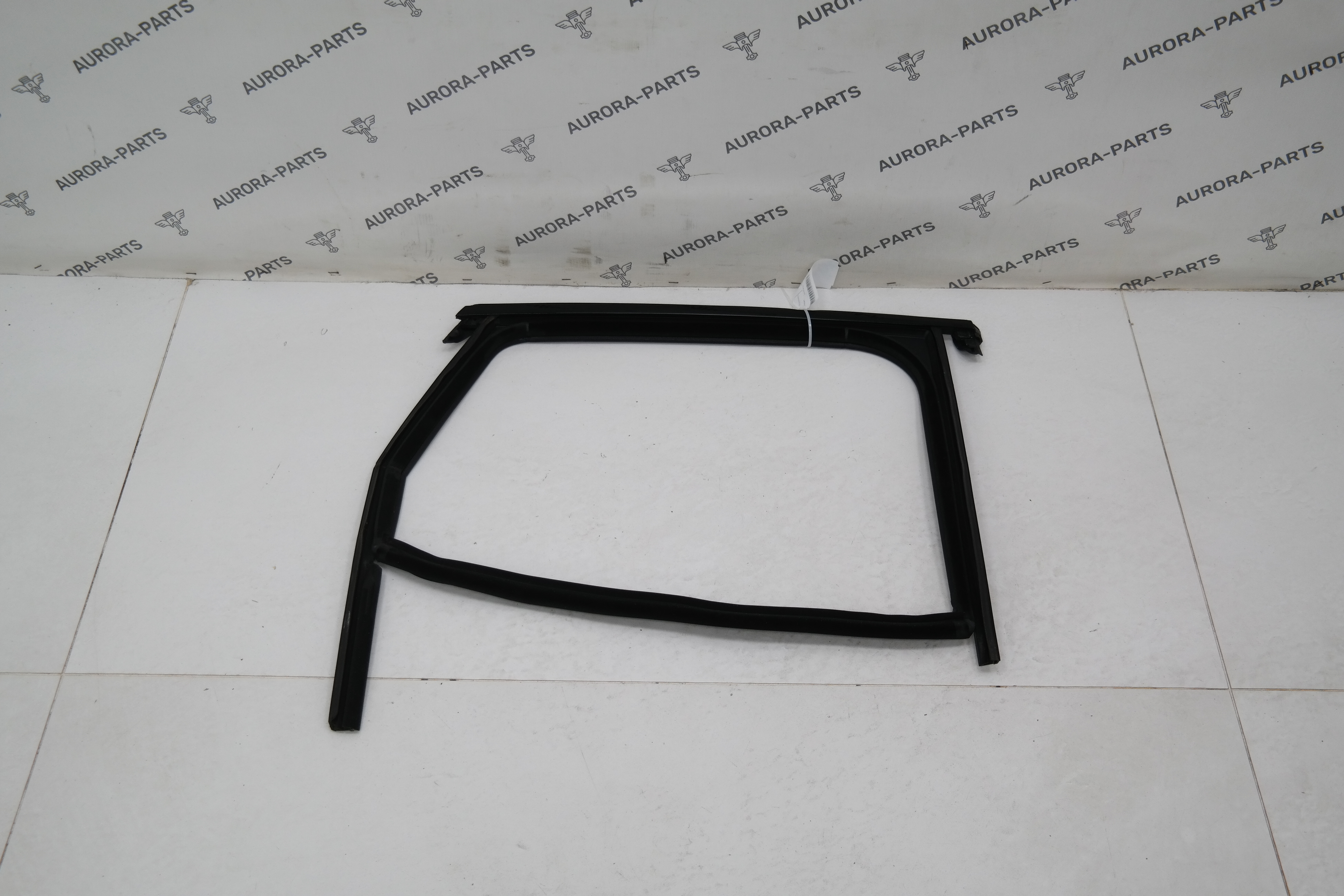 Направляющая стекла двери задней RH Porsche Macan