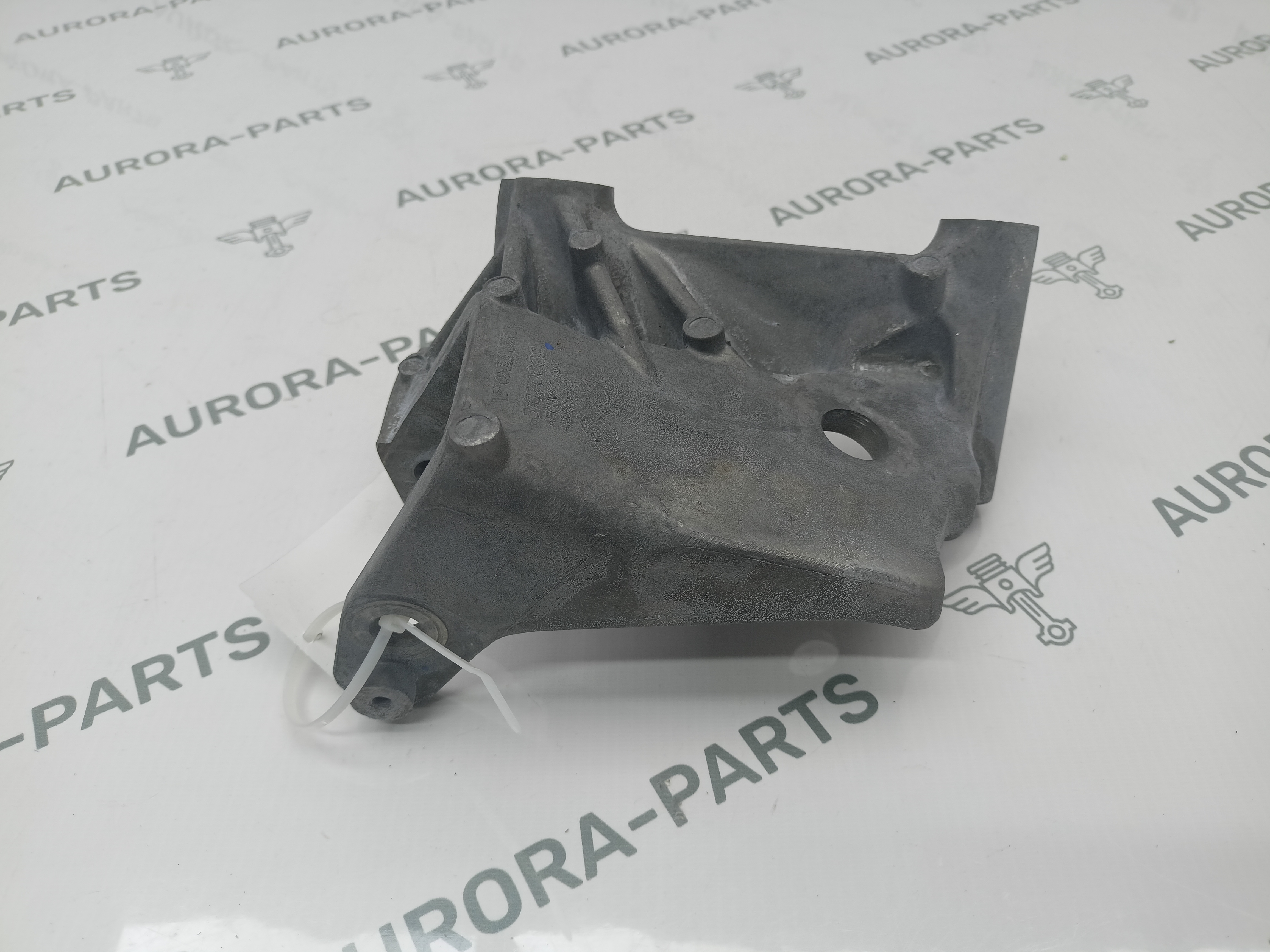 Кронштейн двигателя RН Volvo XC60