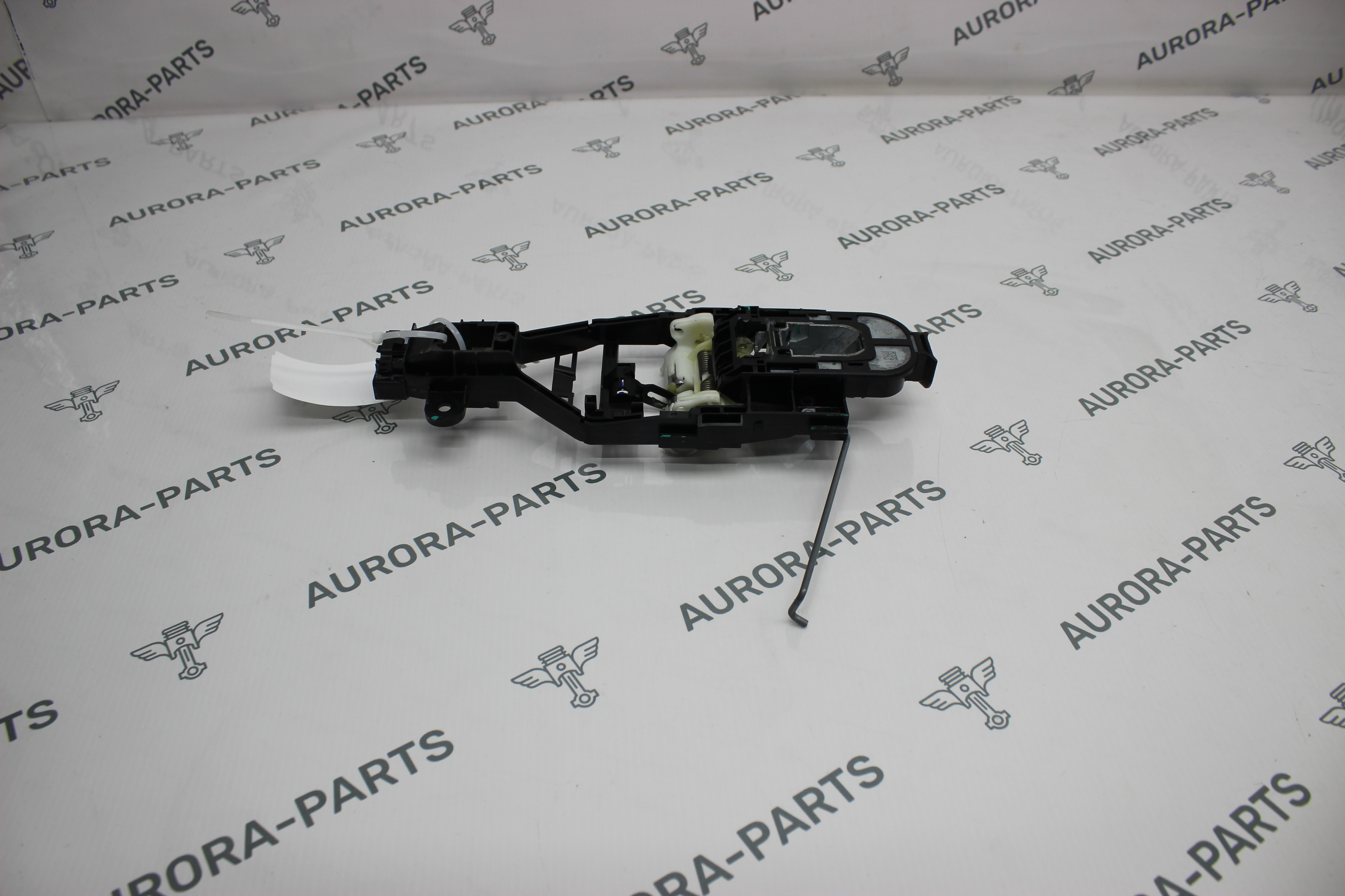 Кронштейн дверной ручки передний LH Volvo XC60