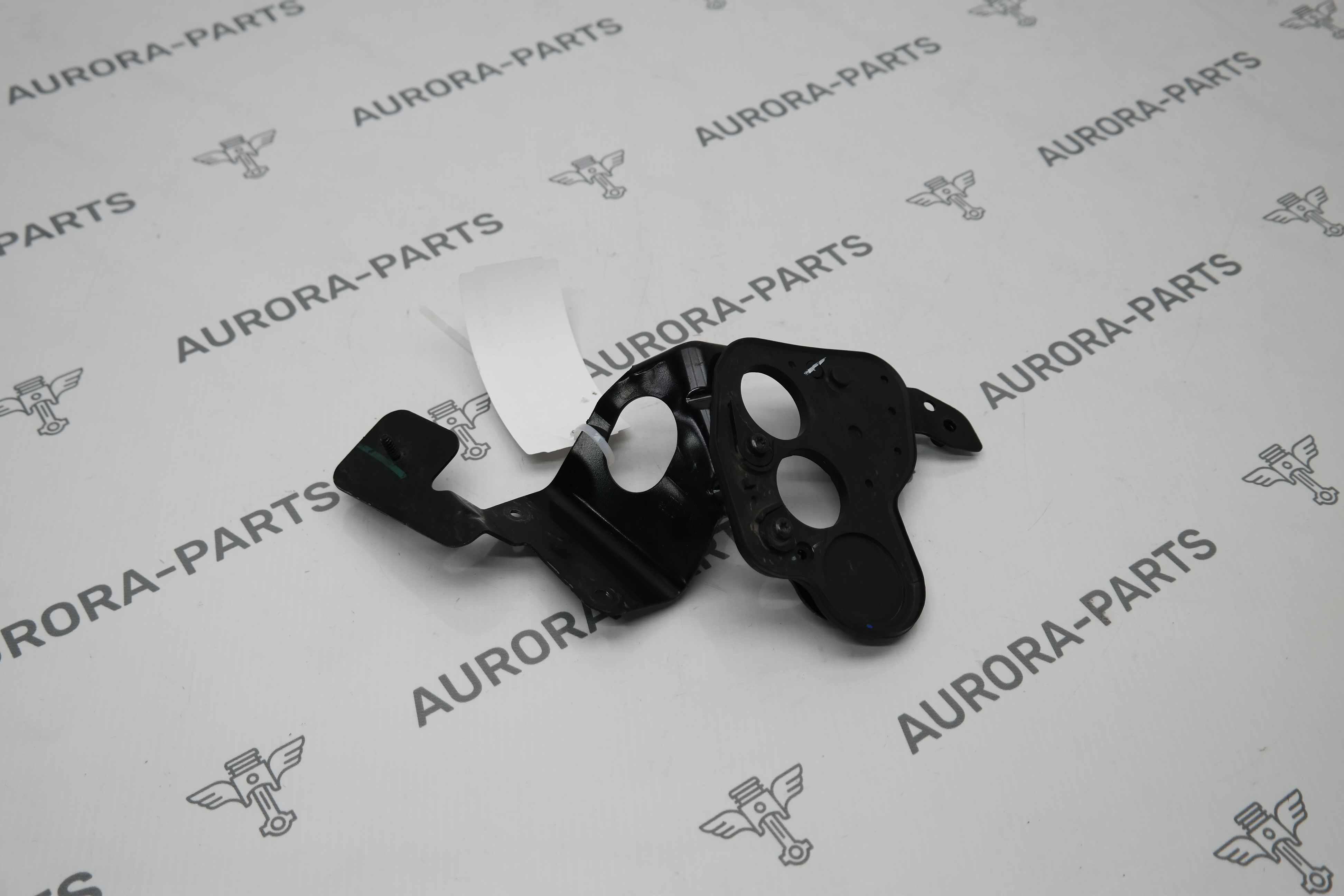 Кронштейн насоса охлаждения Volvo XC60