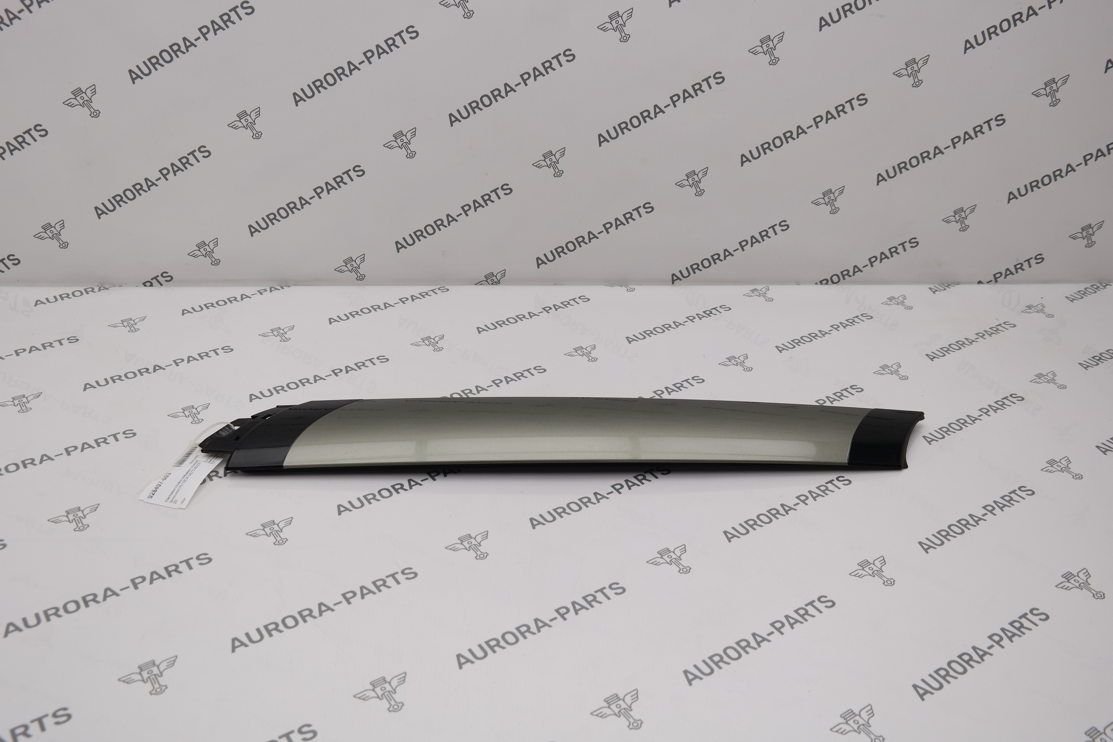 Накладка стойки лобового стекла (внешняя) RH Land Rover Defender