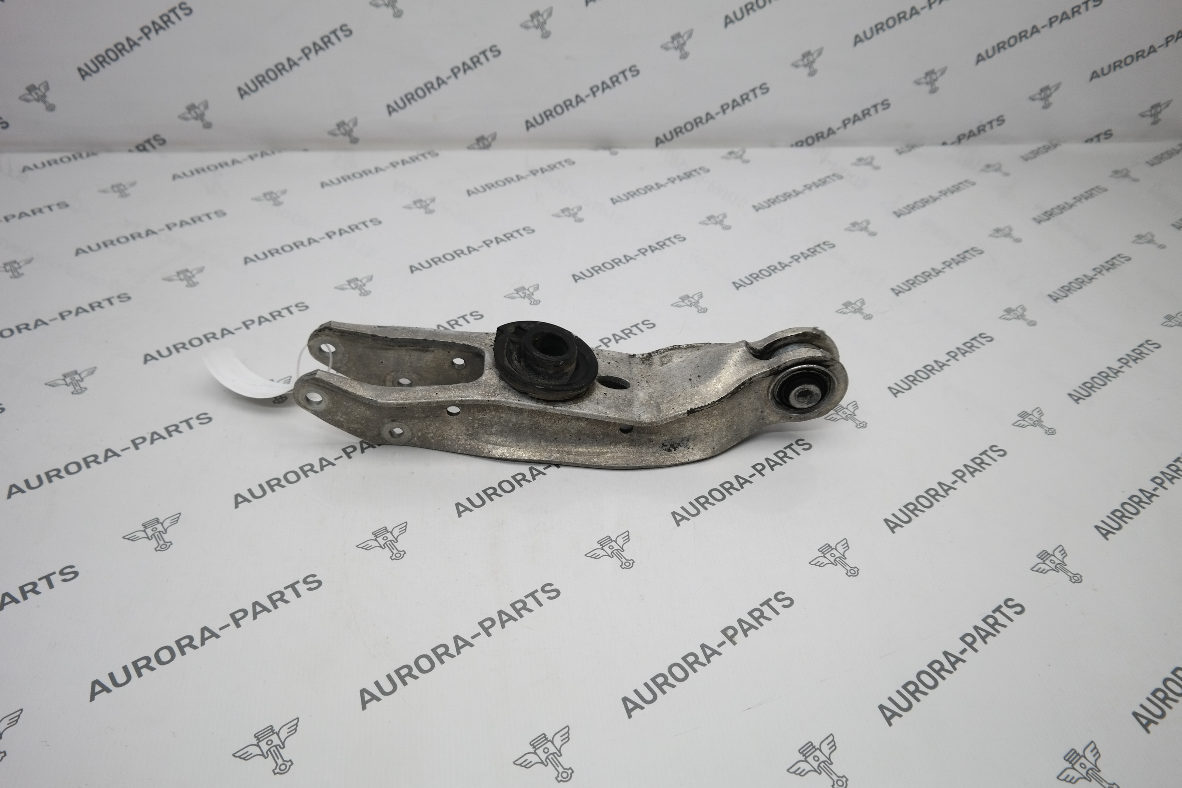 Рычаг задней подвески нижний поперечный LH = RH VW Touareg