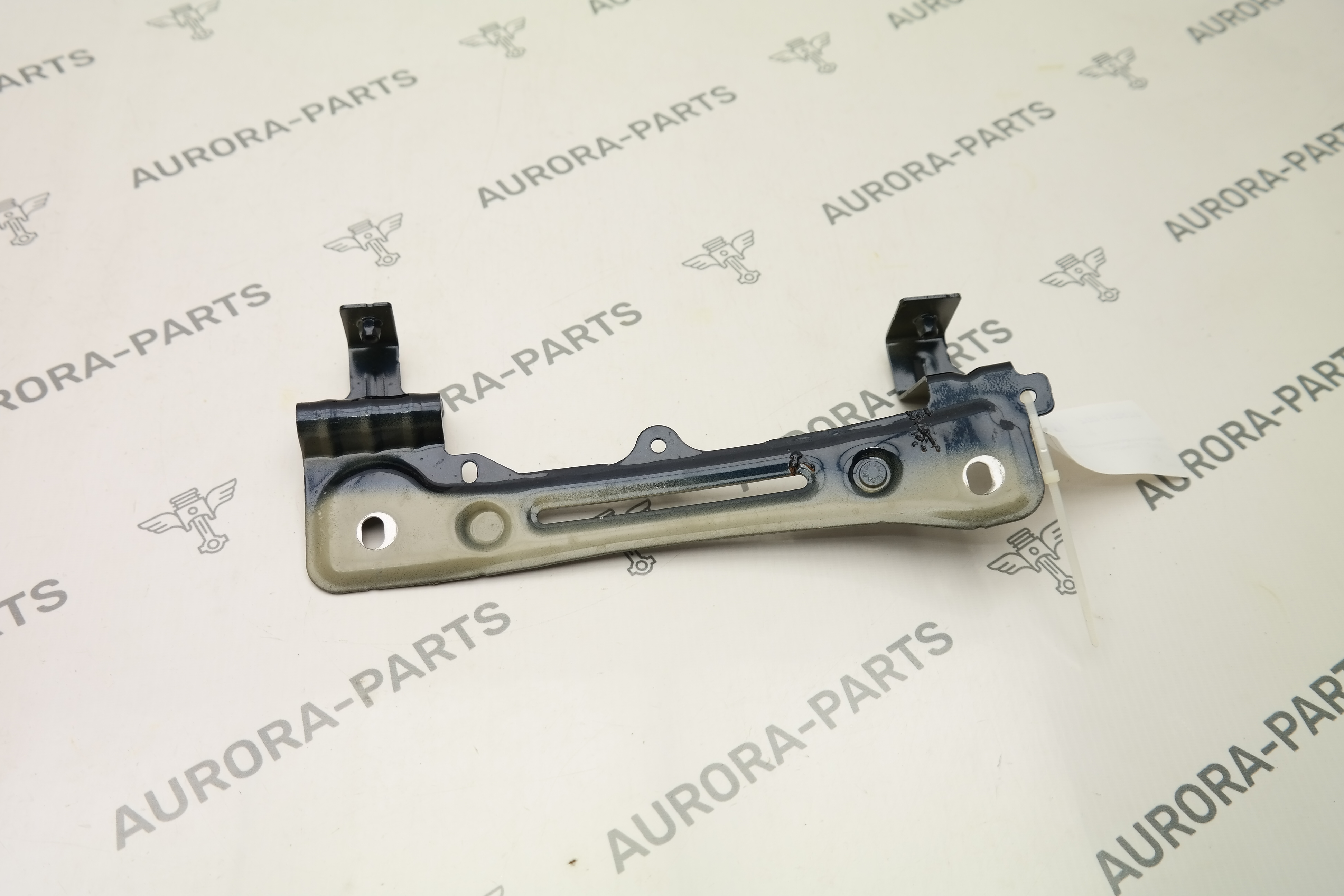 Кронштейн крепления переднего крыла LH VW Touareg