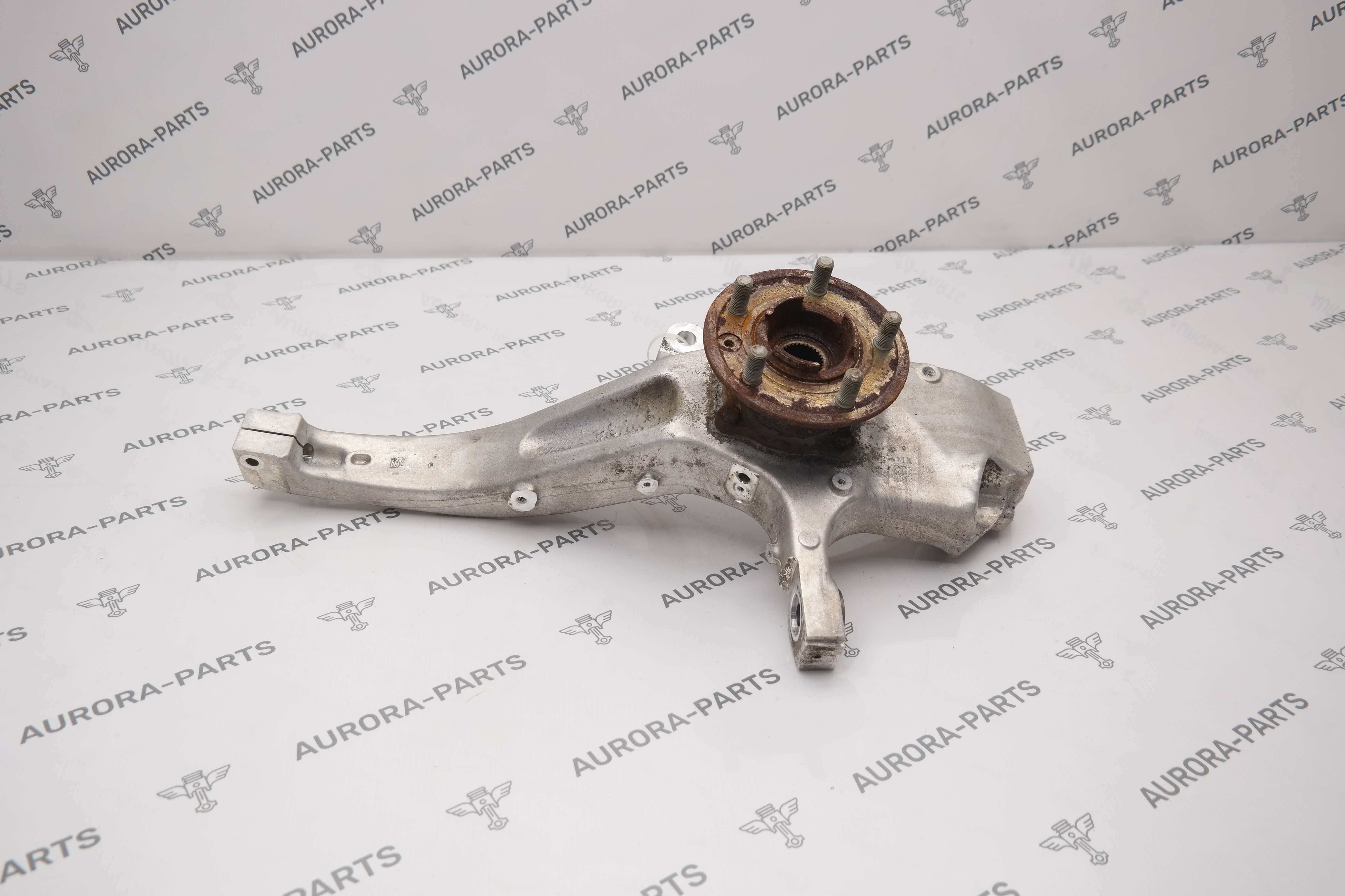 Кулак поворотный передний LН Land Rover Defender