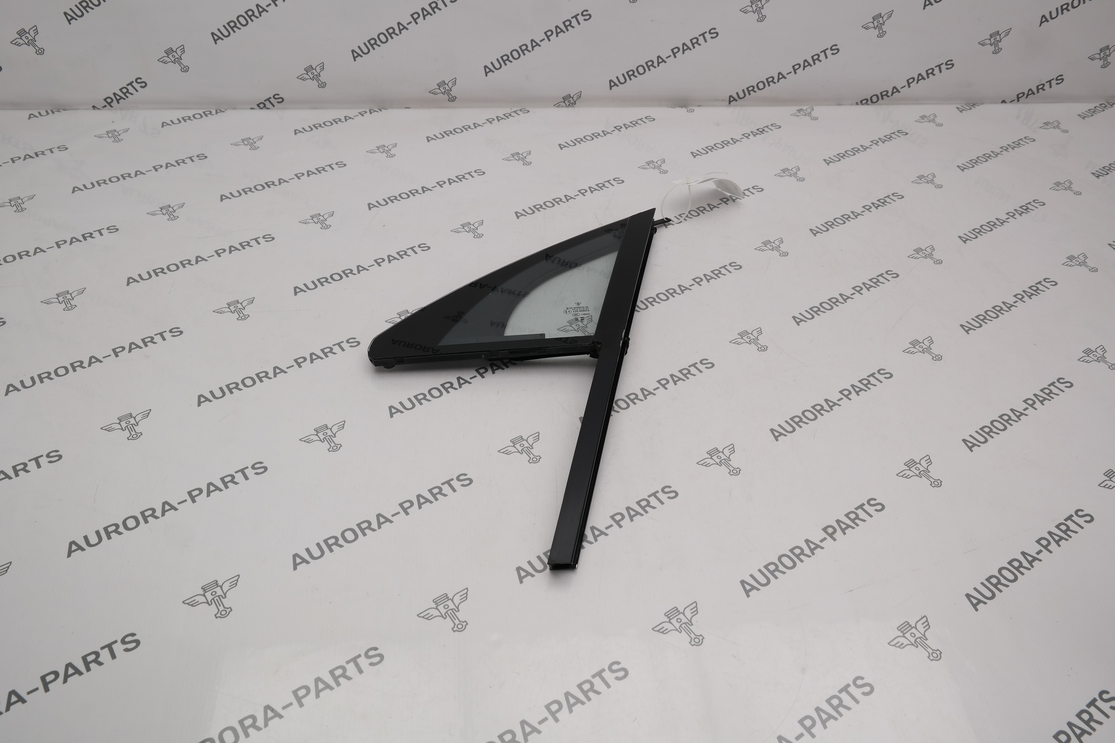 Стекло двери передней LH (форточка) Porsche Macan