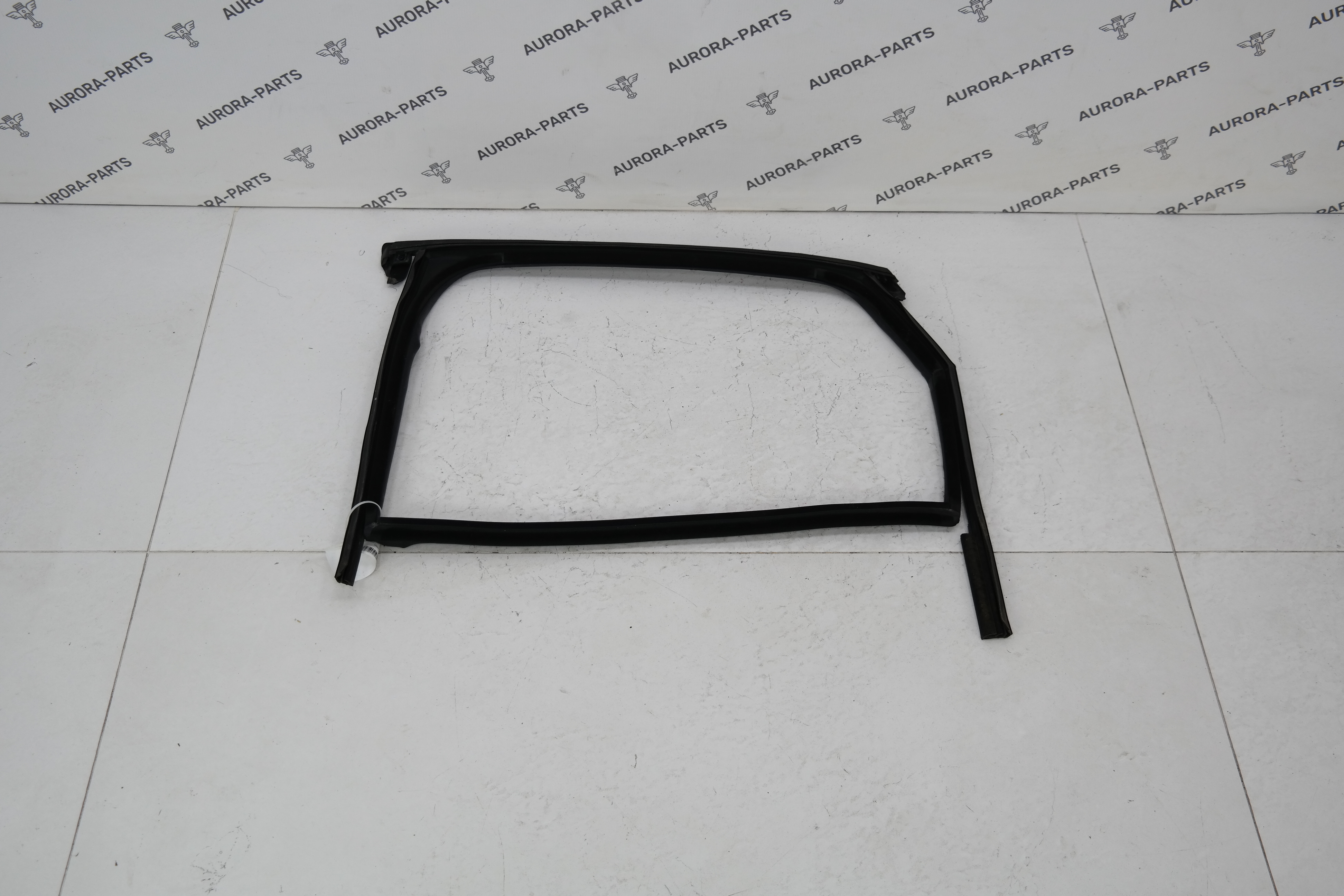 Направляющая стекла задней двери LH Porsche Cayenne