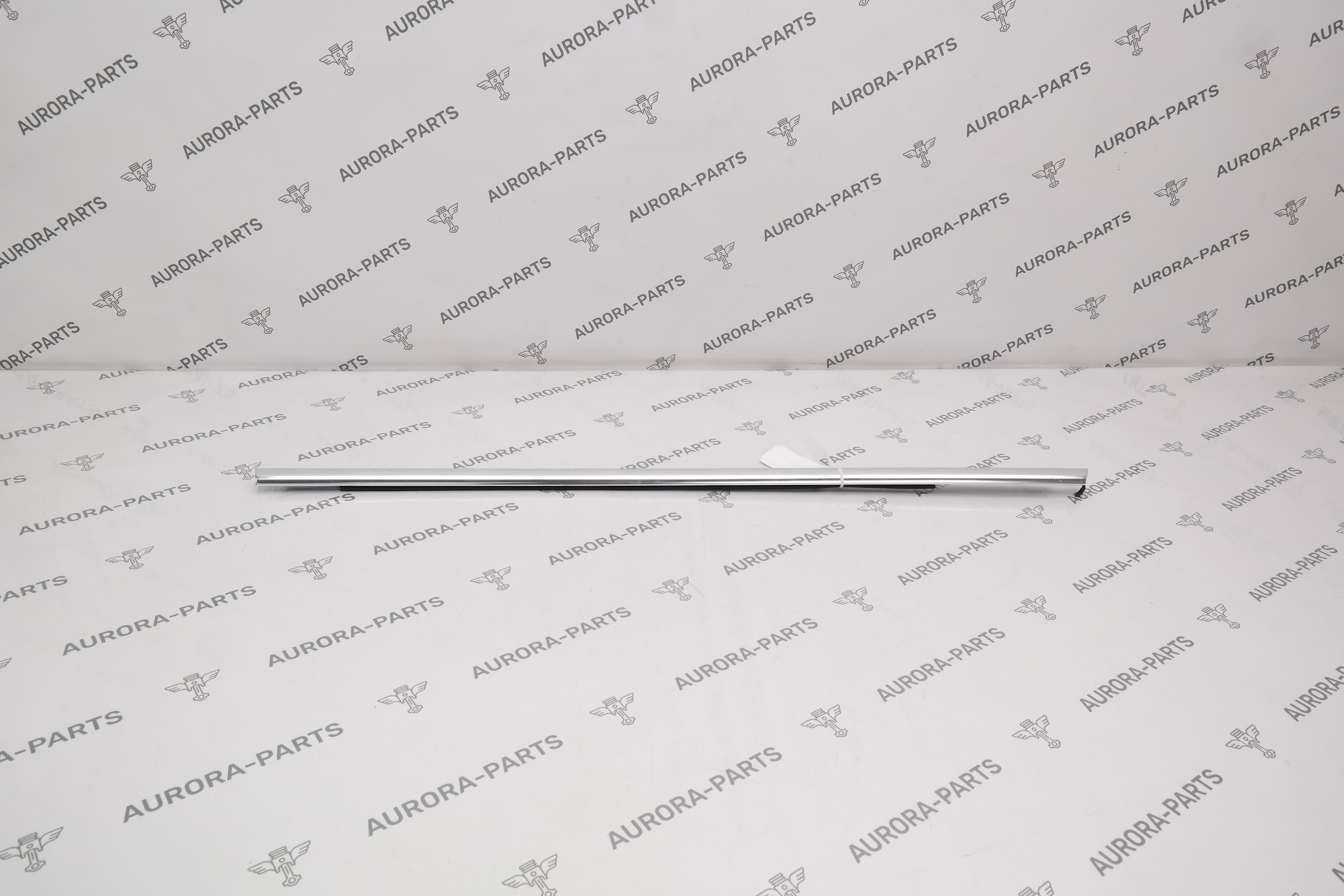 Молдинг стекла задней двери (Бархотка) (Серебро) RH Porsche Cayenne