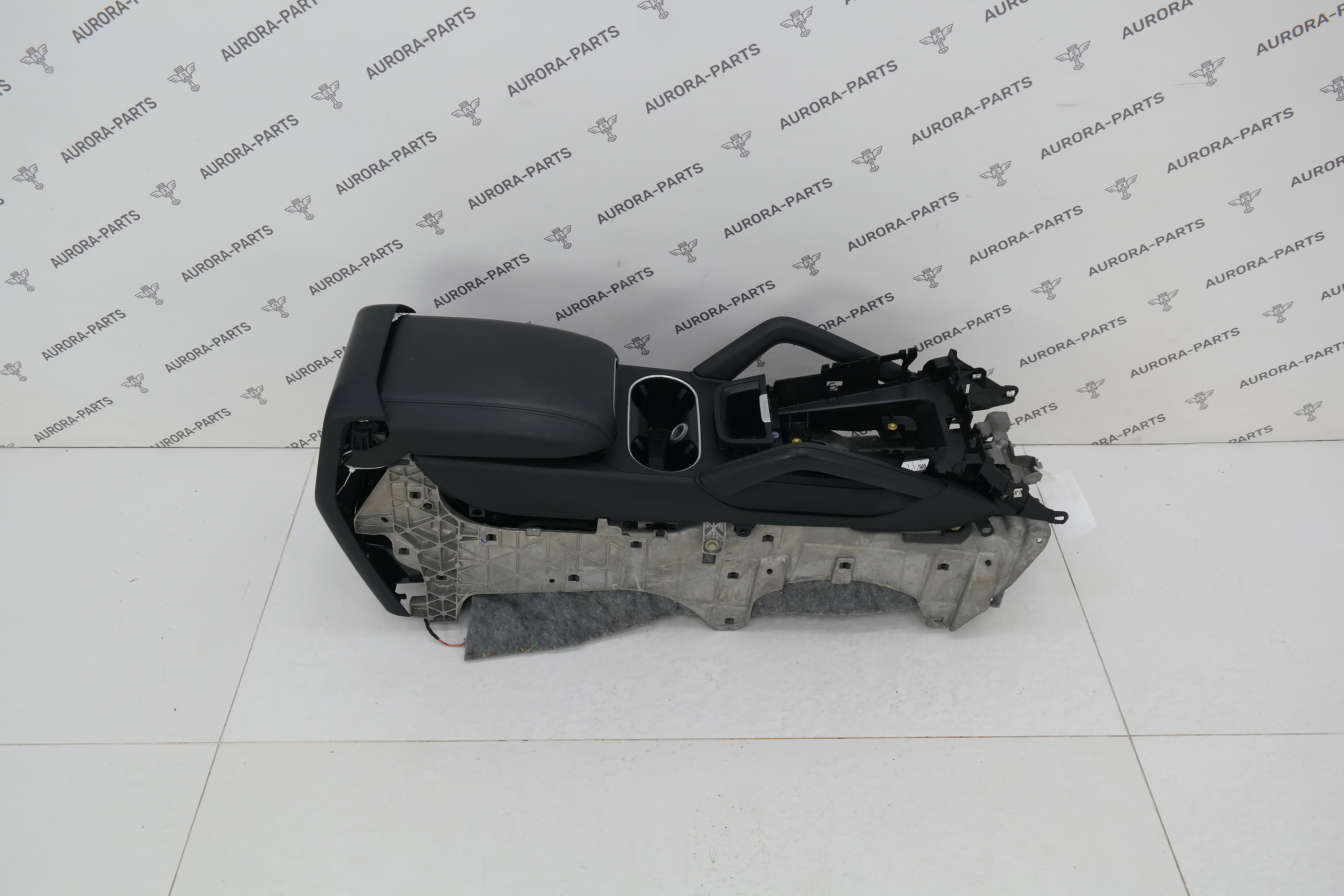 Подлокотник в сборе с центральной консолью Porsche Cayenne