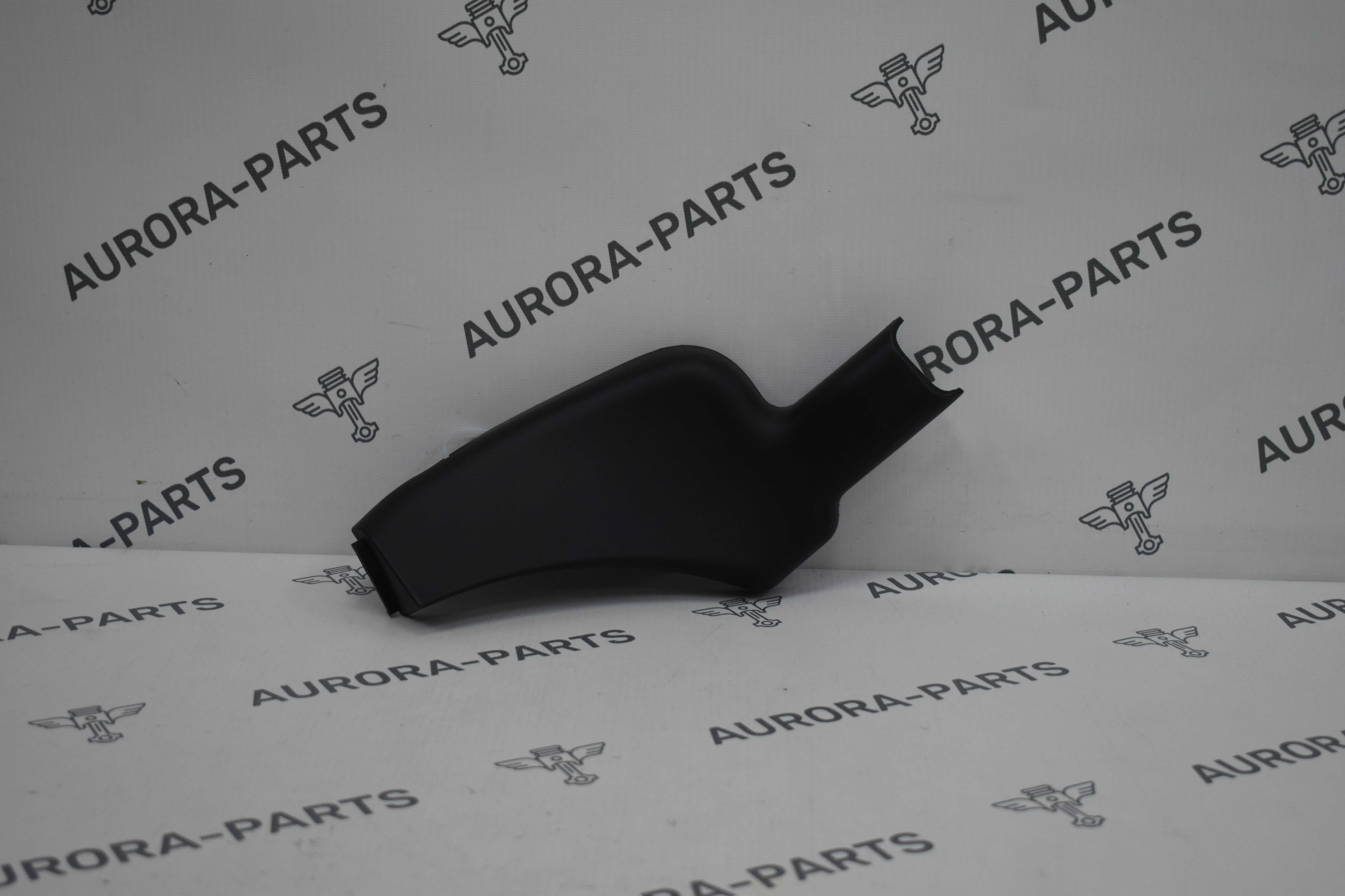 Накладка петли крышки багажника RH Land Rover Range Rover Velar