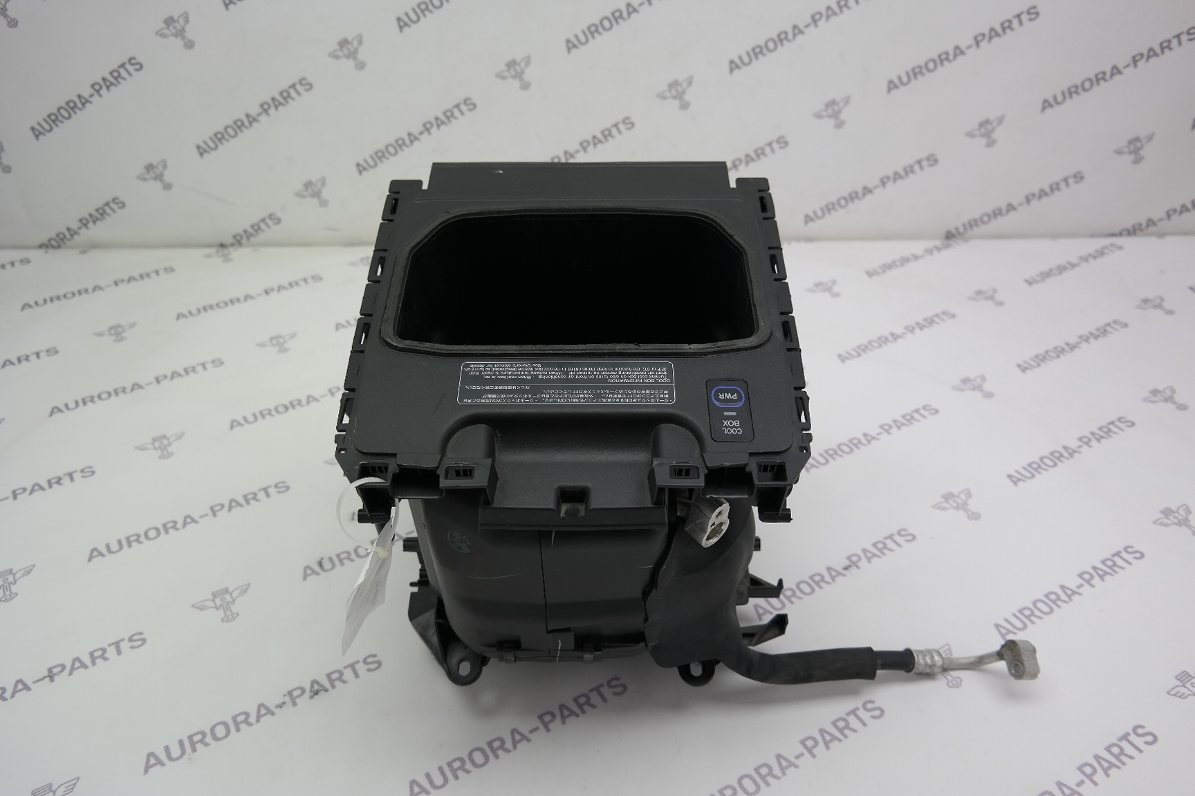 Холодильник (Холодильная камера) стоит в подлокотнике. Toyota Land Cruiser