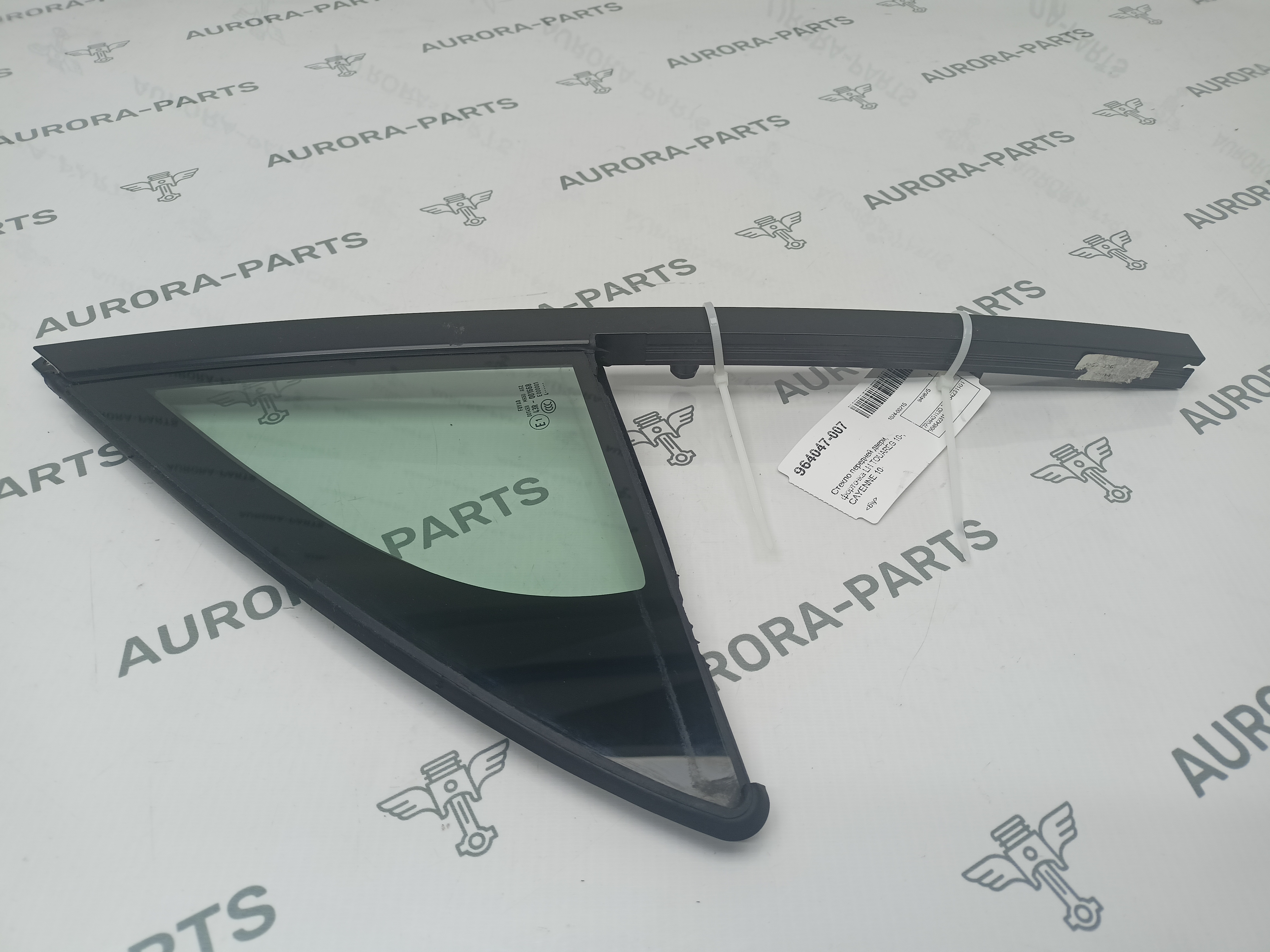 Стекло передней двери, форточка LH Porsche Cayenne