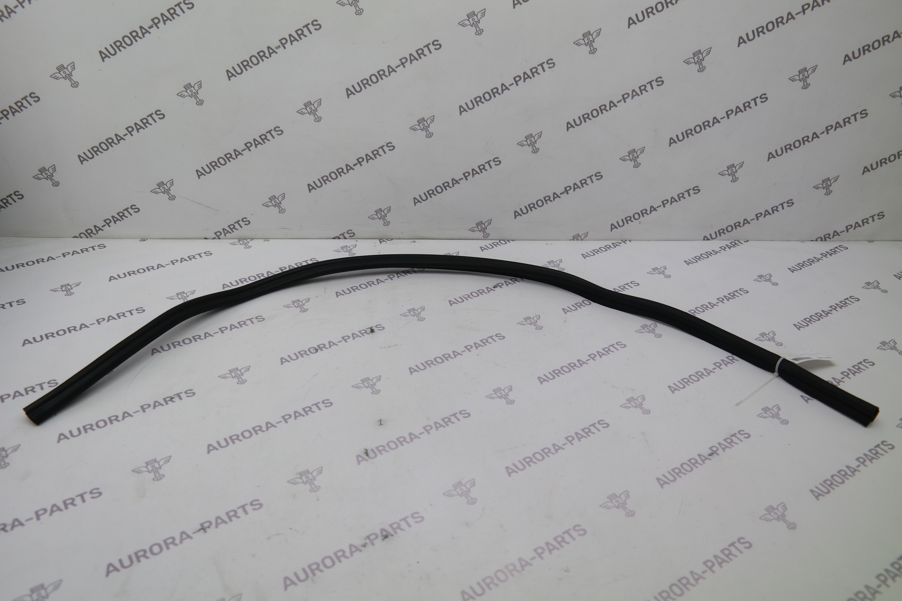 Уплотнитель капота Porsche Cayenne