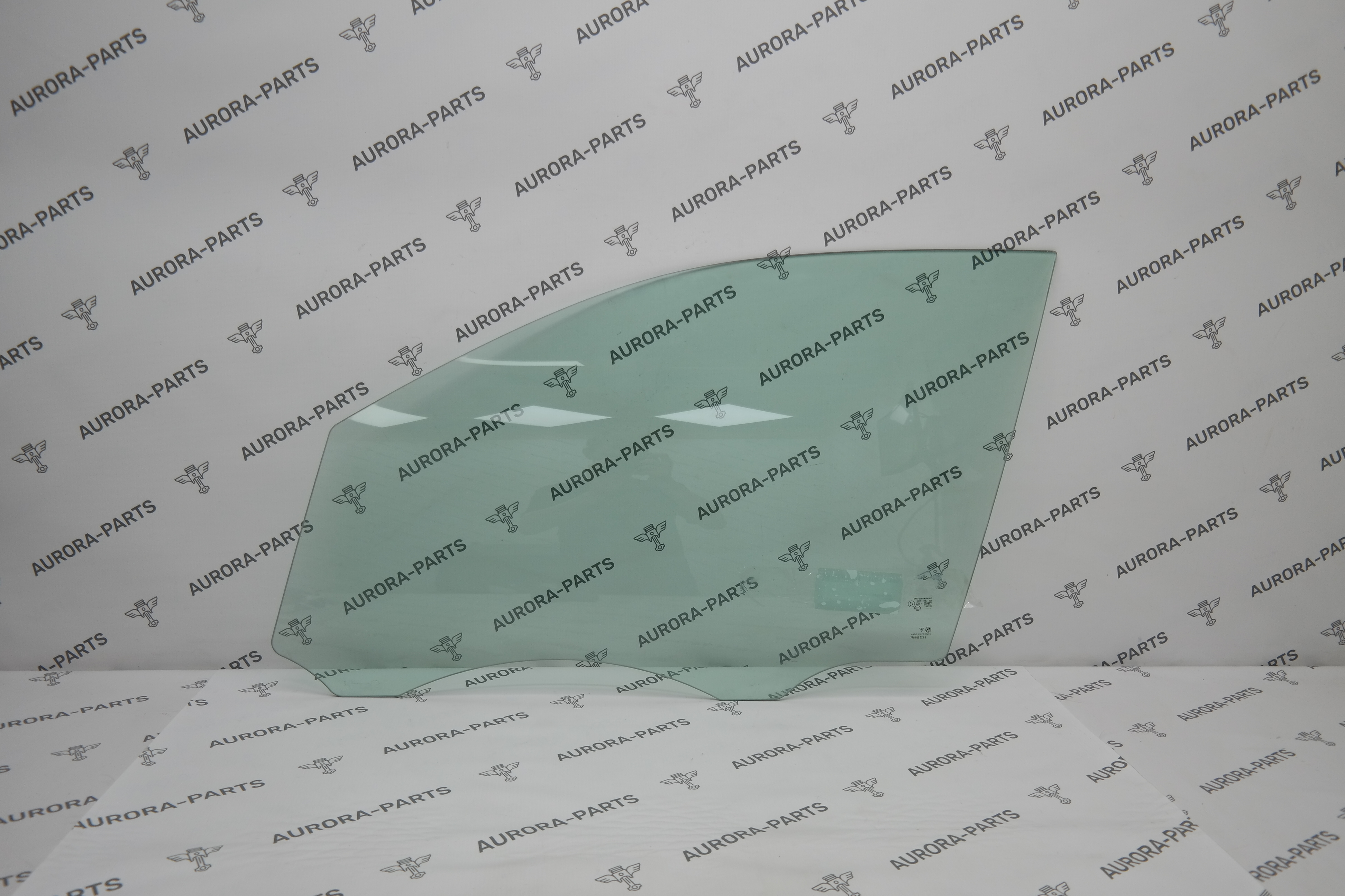 Стекло передней двери LH VW Touareg