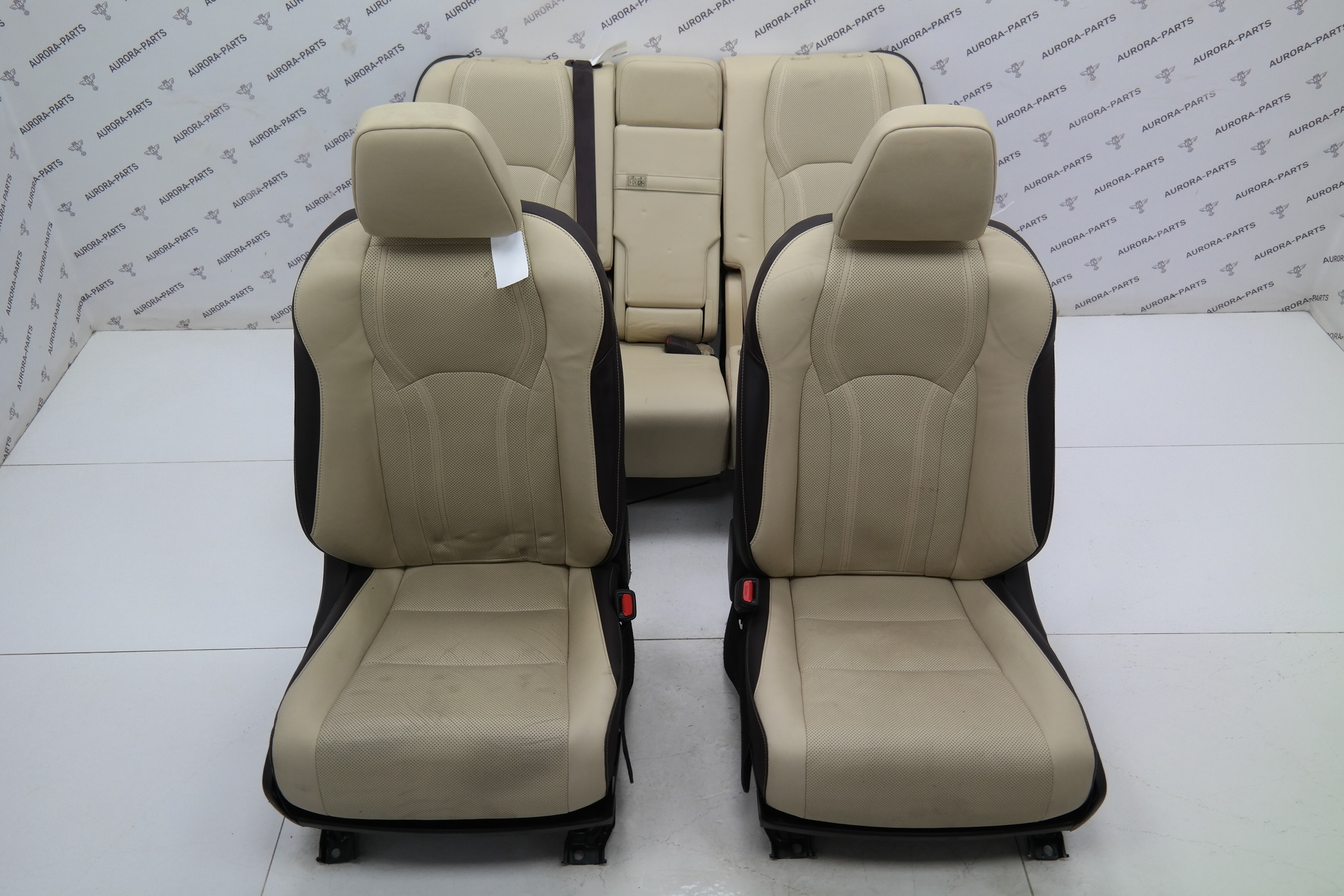 Комплект сидений (бело-коричневая перфорированная кожа с подогревом и вентиляциеей) (без задних подг Lexus RX