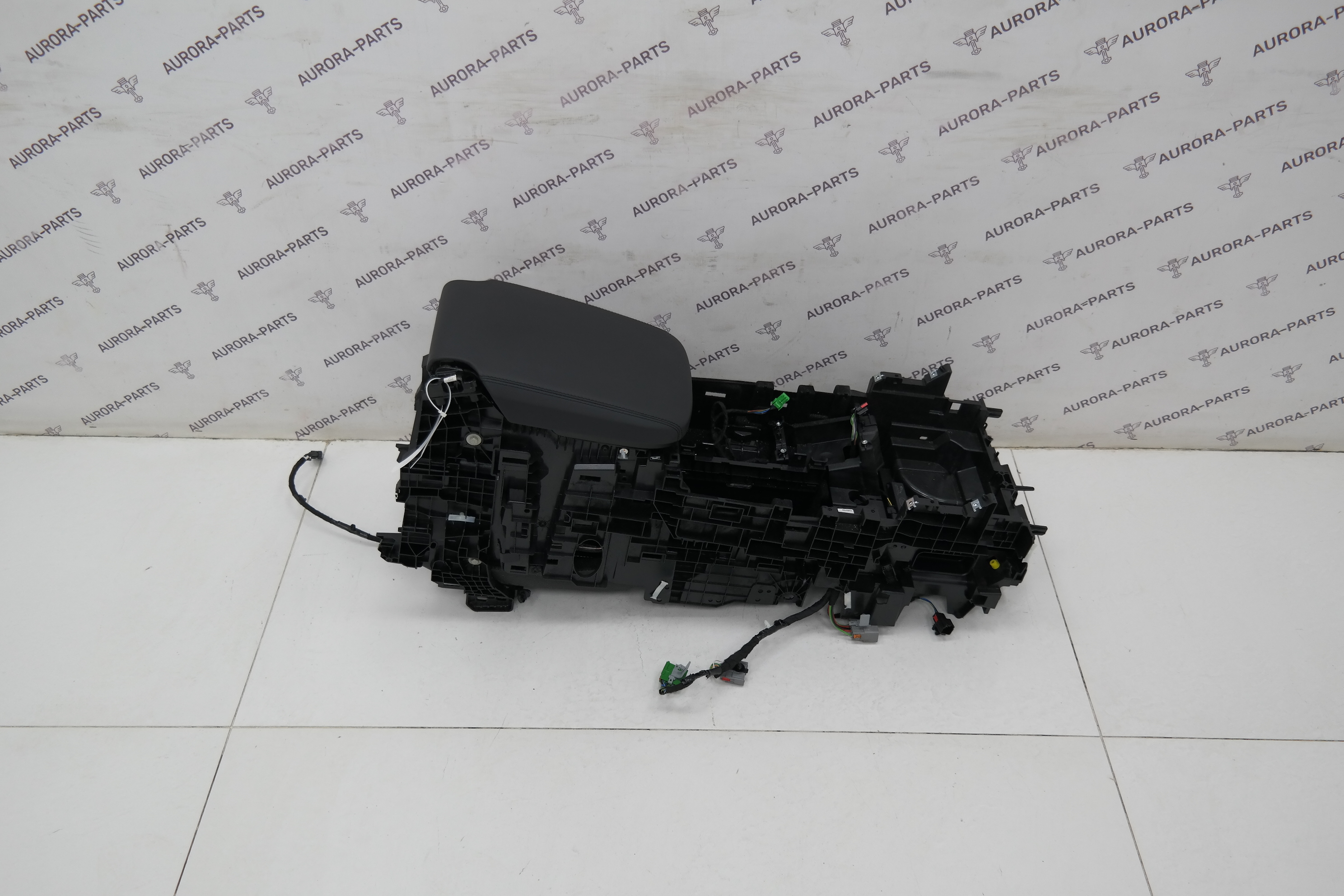 Холодильник с крышкой и подлокотником в комплекте (Холодильная камера) стоит в подлокотнике. Land Rover Range Rover Sport