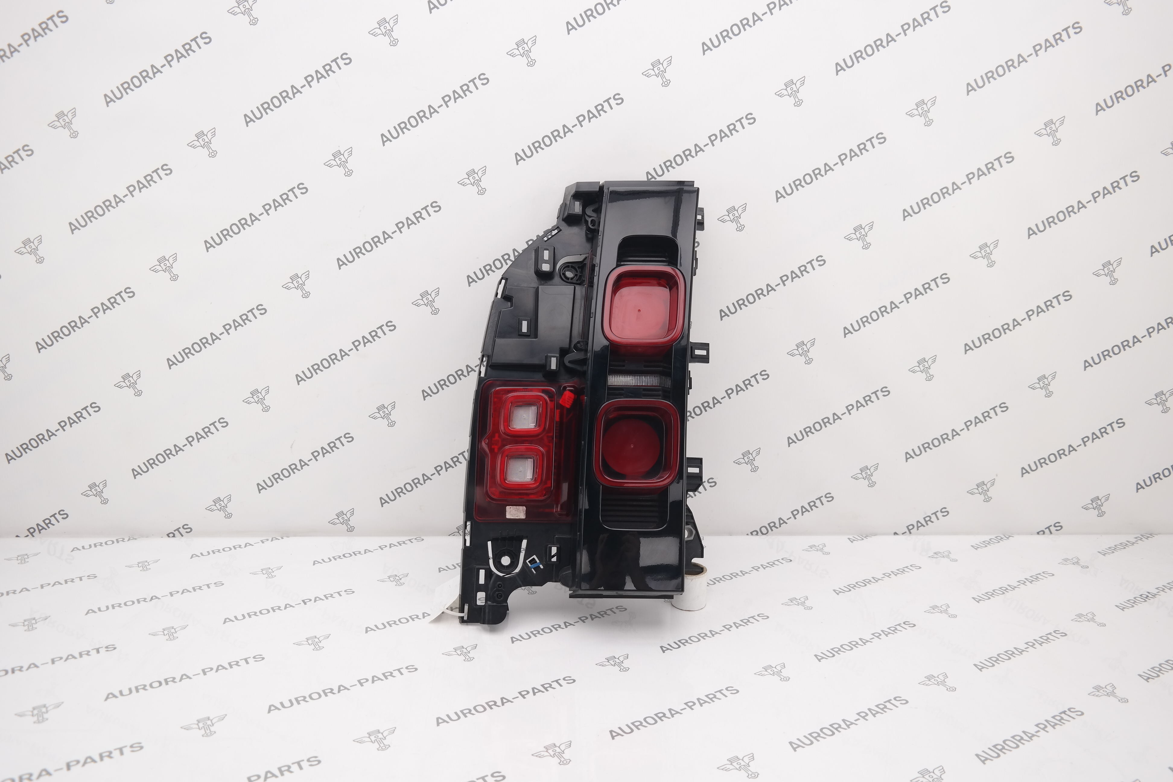 Фонарь задний LH Land Rover Defender