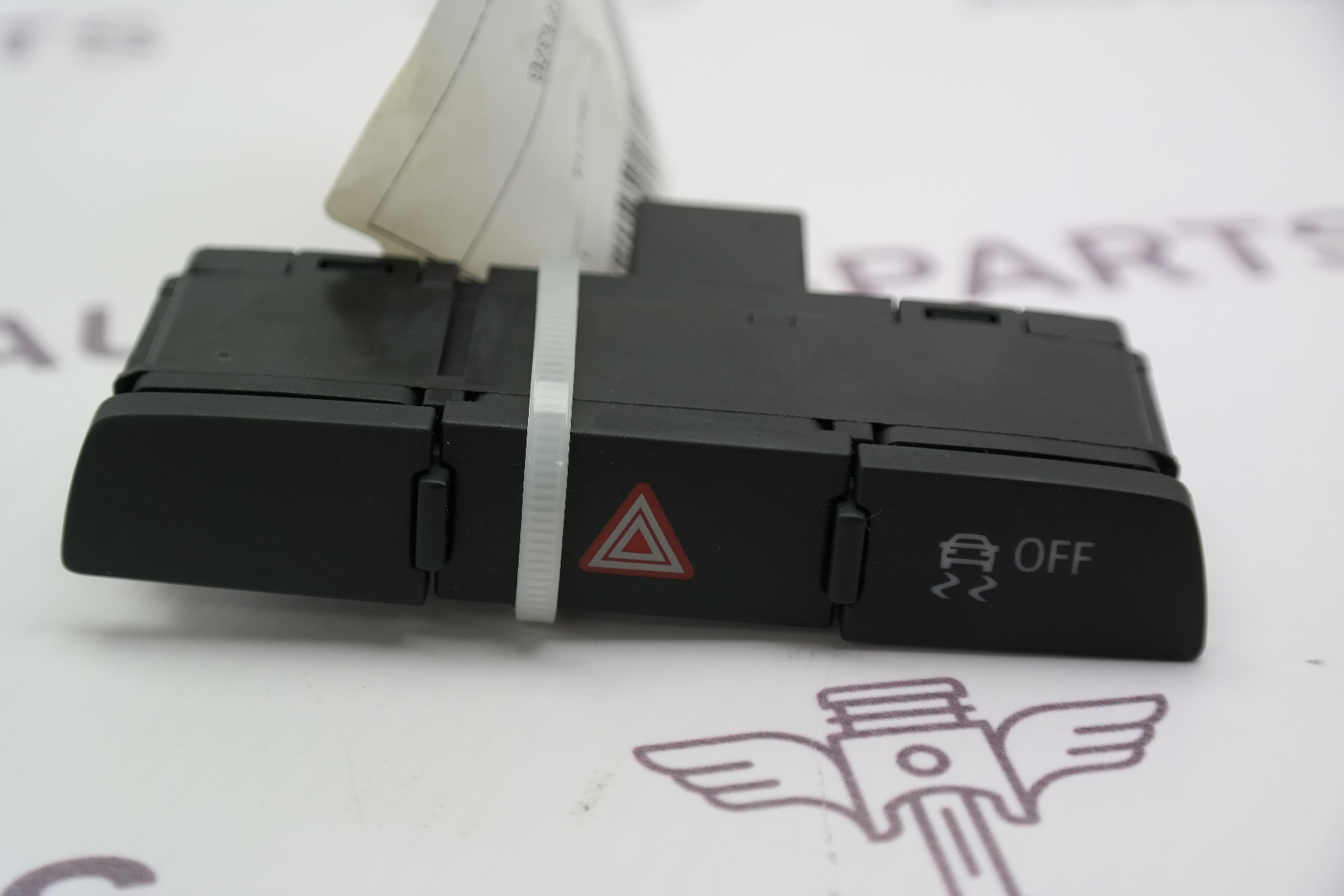 Кнопка аварийной сигнализации Audi Q7