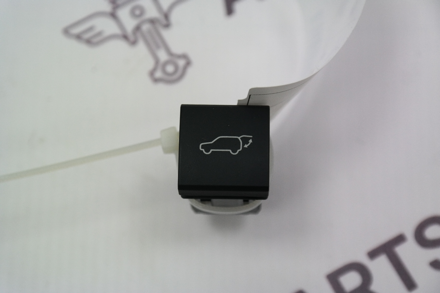 Кнопка закрывания крышки багажника Lexus RX