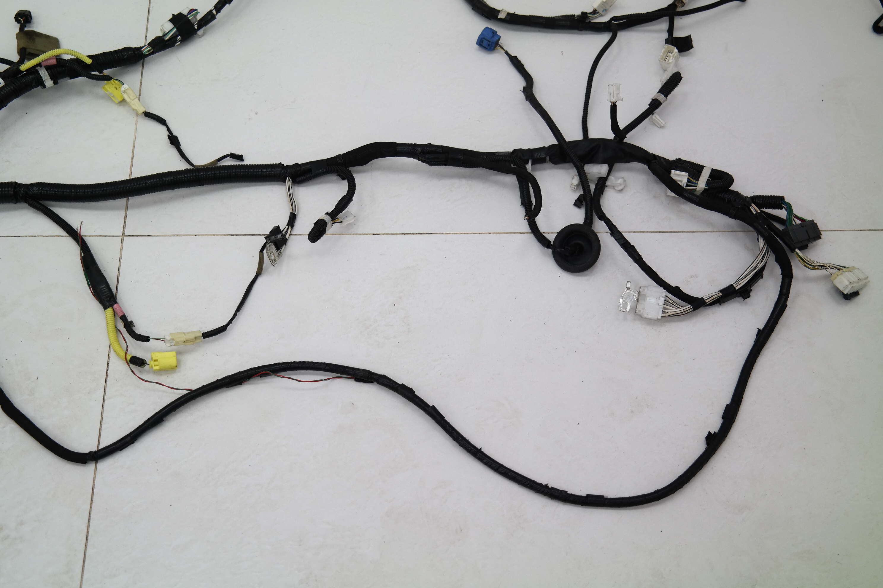 Правый жгут проводов bmw f15. 3724010промежуточный. Жгут электропроводки 2123. Розетка жгутов 4308. Жгут 40.